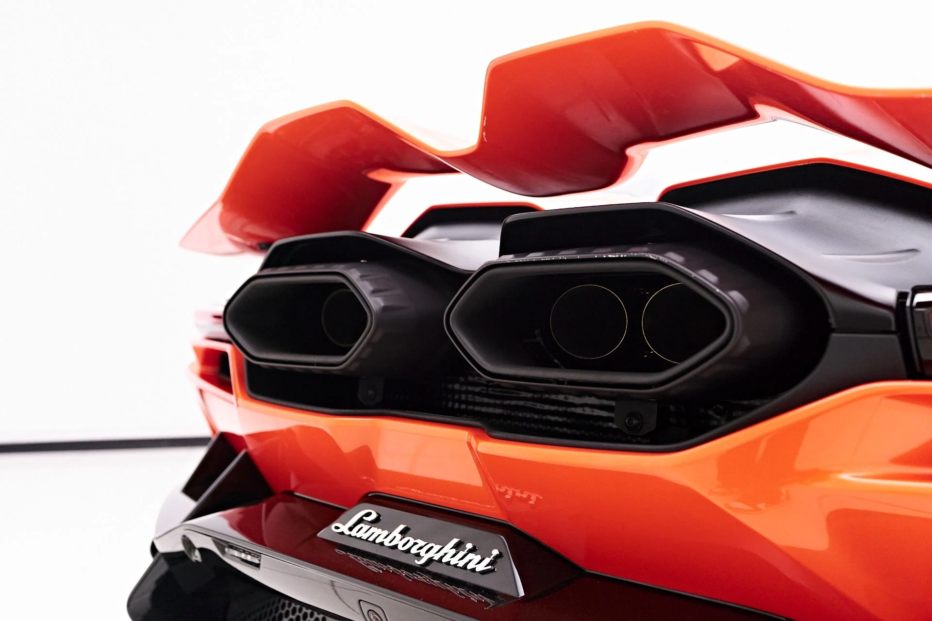 mph041_3623466903_Used_2024_Lamborghini_Revuelto_Base_1755224841_b2054f1e94