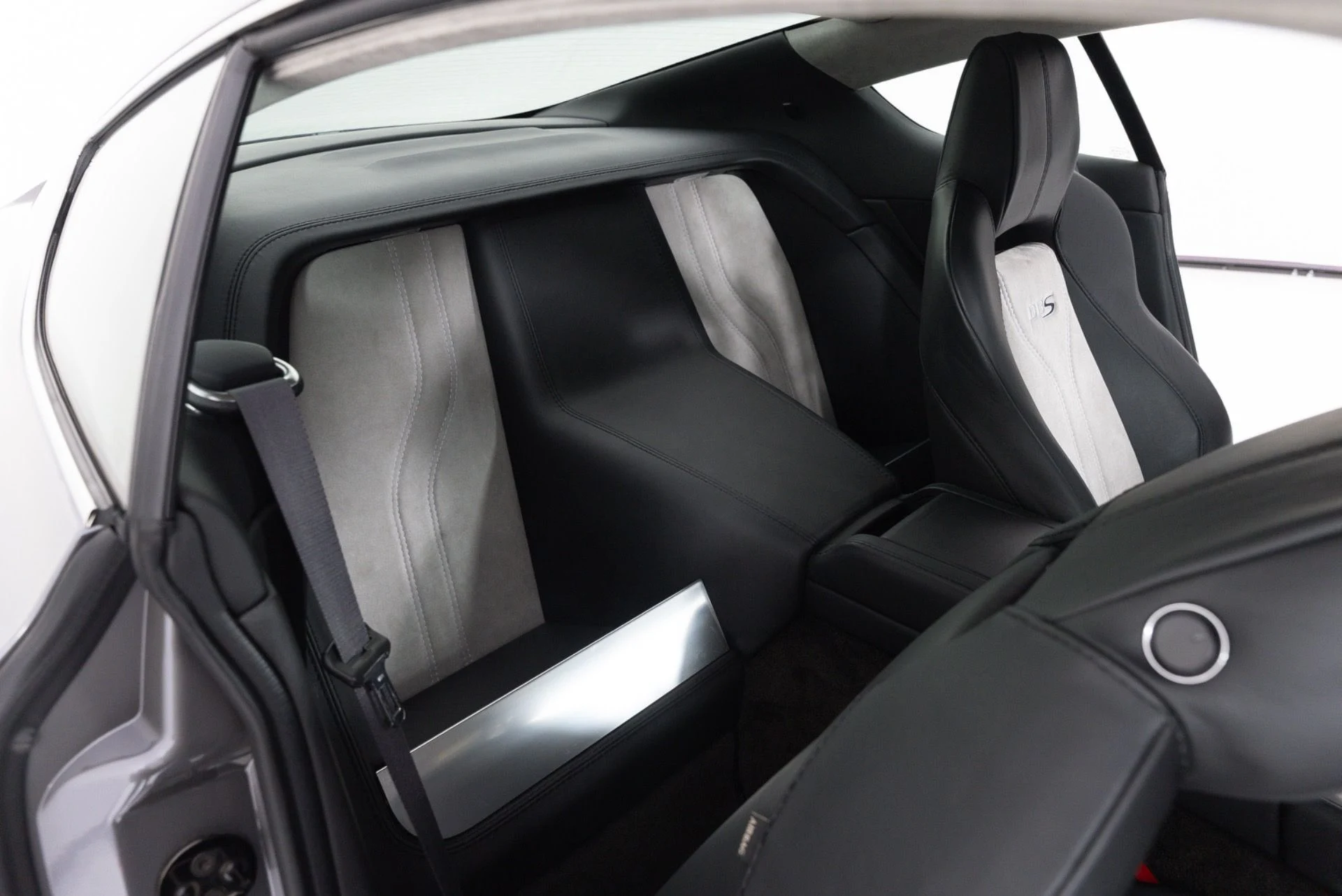 mph041_3681343464_Used_2009_Aston_Martin_DBS_V12_Manual_1782515507_86d4de8d54