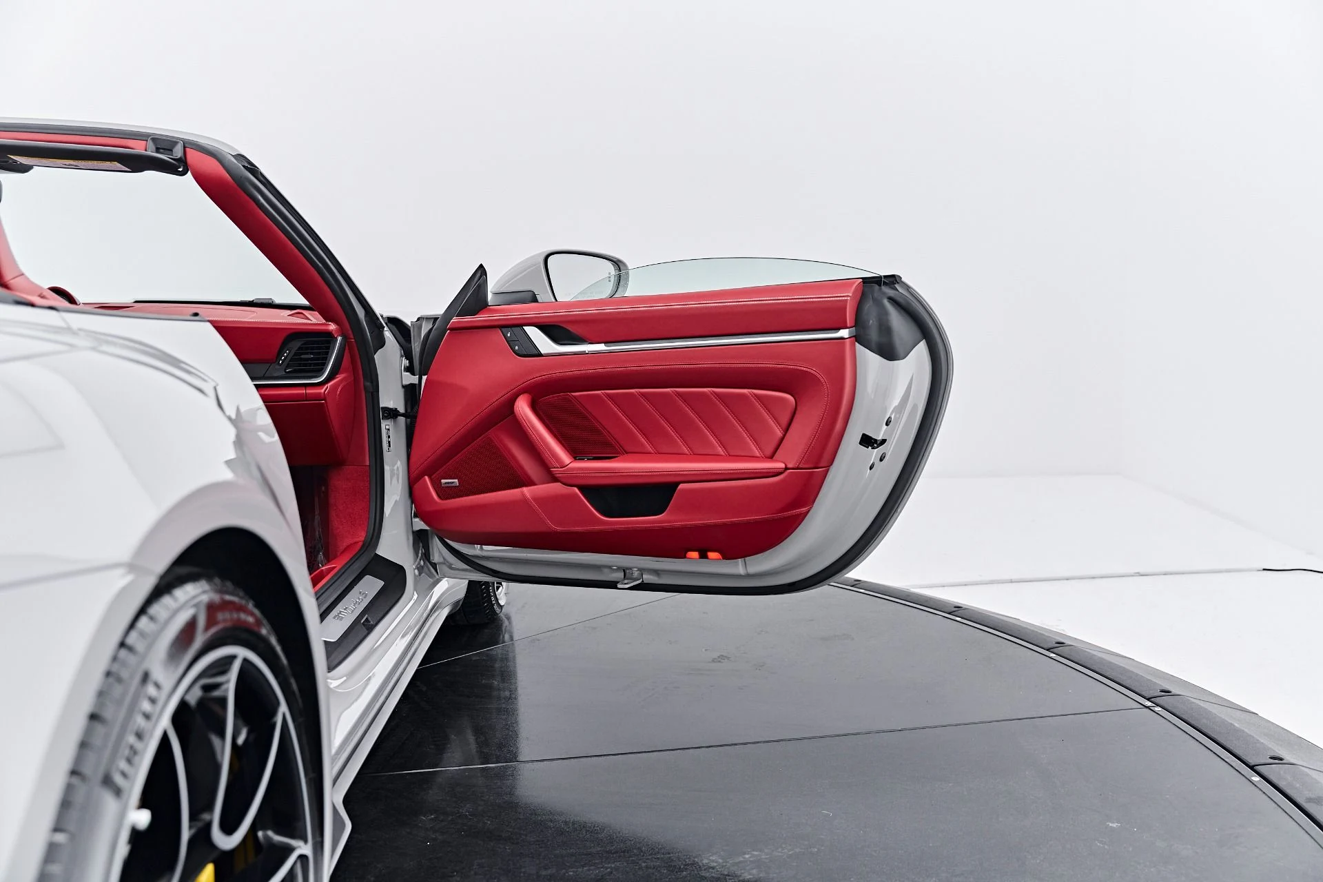 mph041_3681497994_Used_2024_Porsche_911_Turbo_S_1790987957_ee5ae7fbad