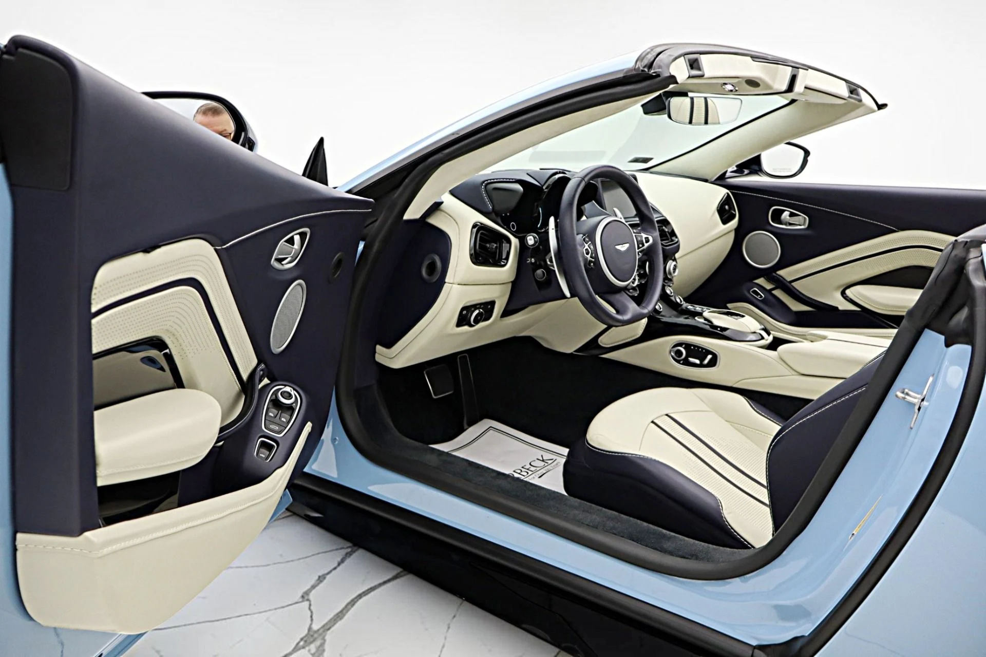 mph041_3685876771_Used_2022_Aston_Martin_Vantage_Roadster_b11ad745e9