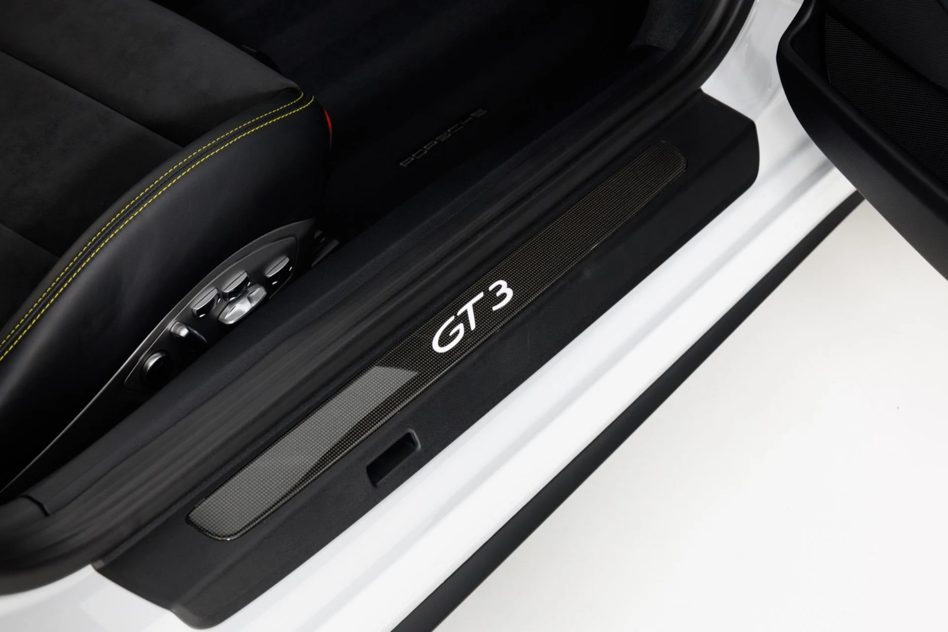 mph041_3694816857_Used_2018_Porsche_911_GT_3_1782317505_0fd556e82f