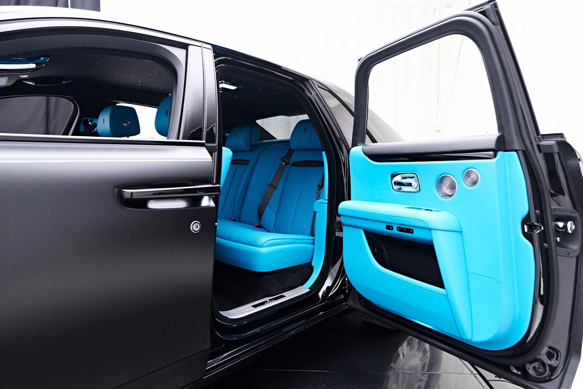 mph041_3701066733_Used_2024_Rolls_Royce_Ghost_Base_1755131984_48dd3e9a47