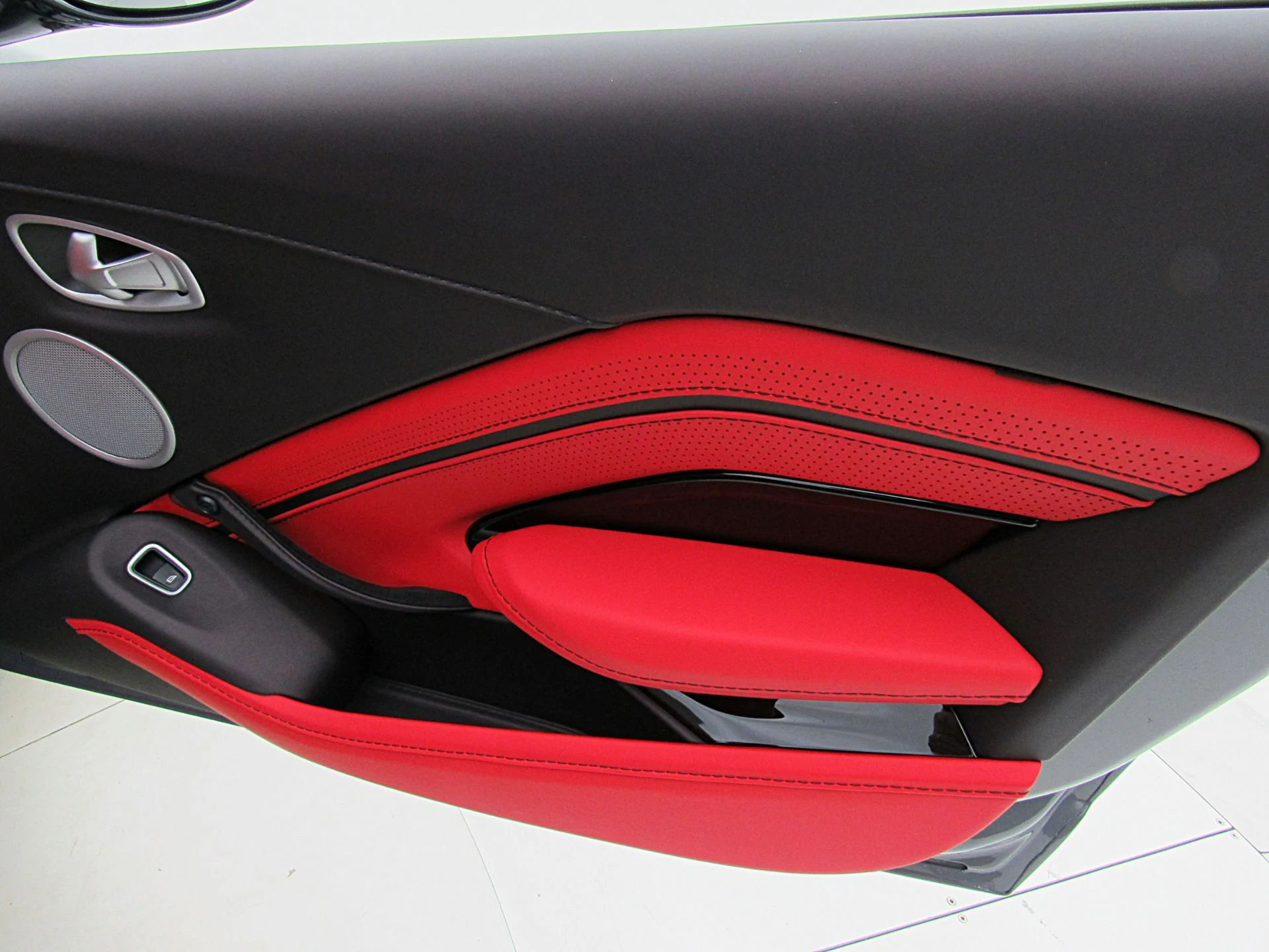 mph041_3751314289_Used_2023_Aston_Martin_Vantage_Roadster_2e2d070b17