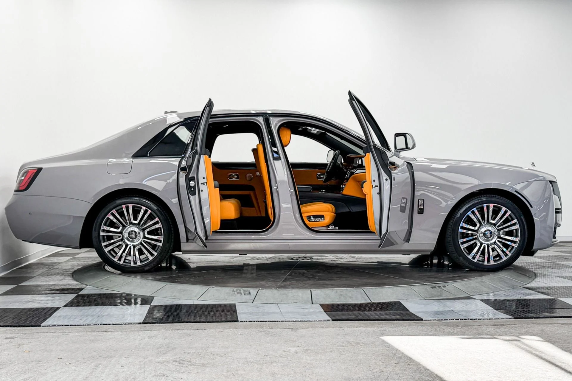 mph041_3771558643_Used_2022_Rolls_Royce_Ghost_The_Ghost_Package_Bespoke_Audio_Illuminated_Fascia_1785265086_b6452b8241