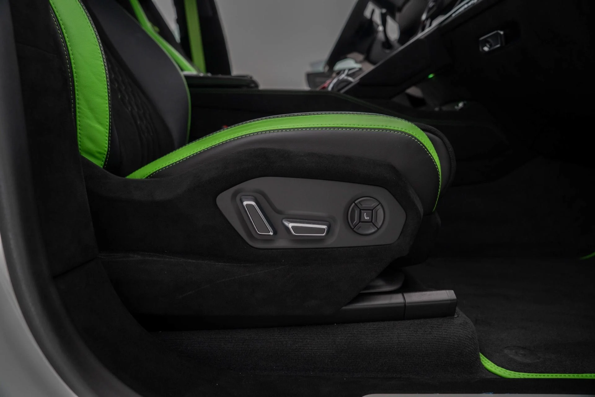 mph041_3810777425_Used_2024_Lamborghini_Urus_Performante_1775674460_1b35f00747