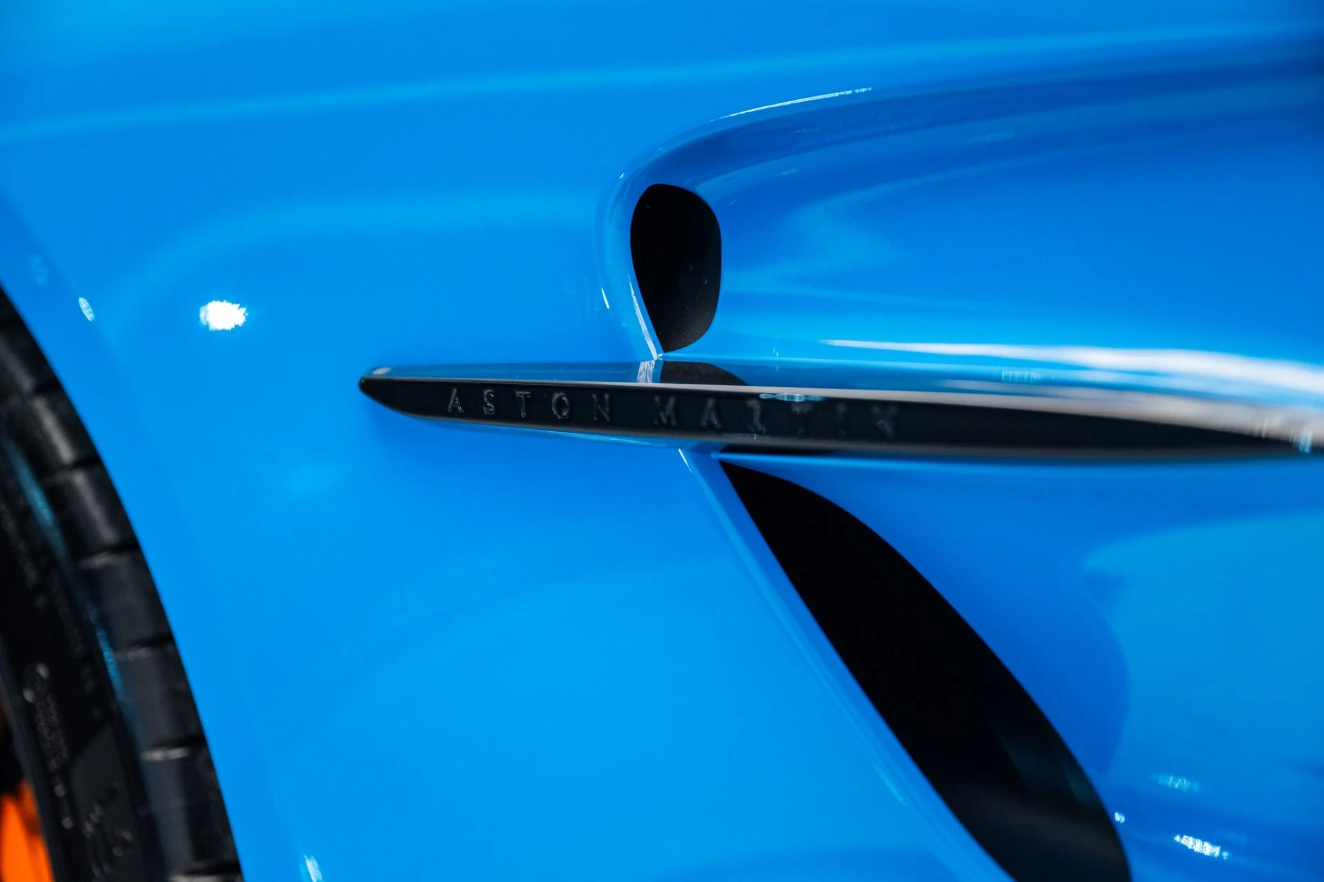 mph041_3839596895_Used_2025_Aston_Martin_Vantage_Coupe_1737041109_9d3b4a328c