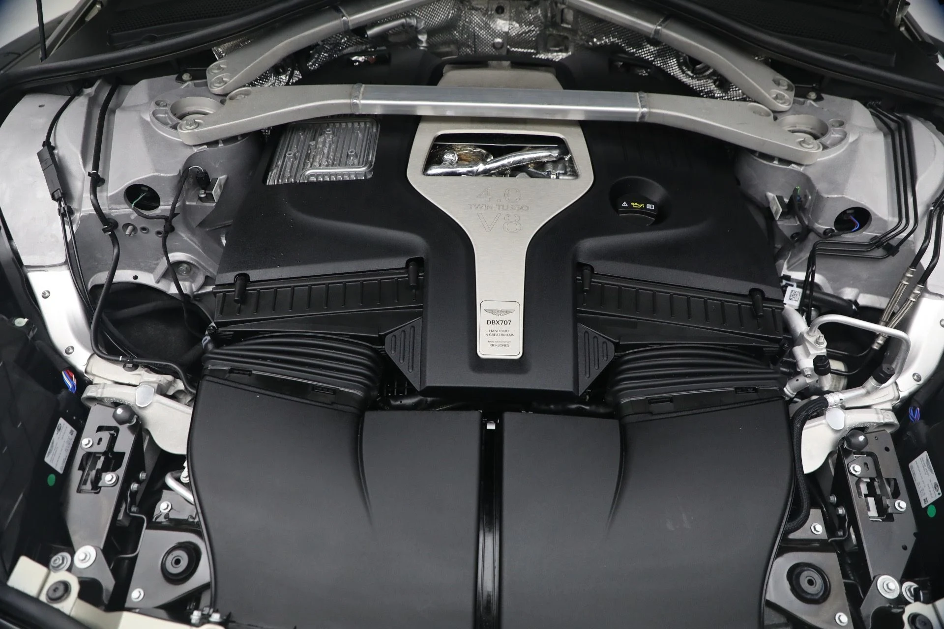 mph041_3852455393_New_2026_Aston_Martin_DBX_707_1767992900_9c9ecebda4