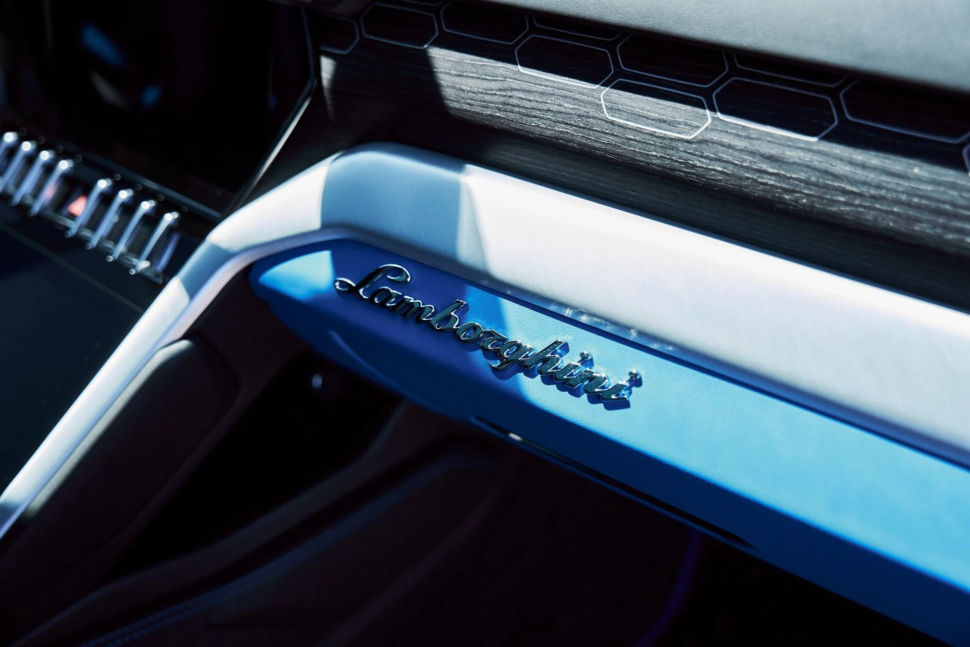 mph041_3859130541_Used_2024_Lamborghini_Urus_S_1775866753_f069e94b3f