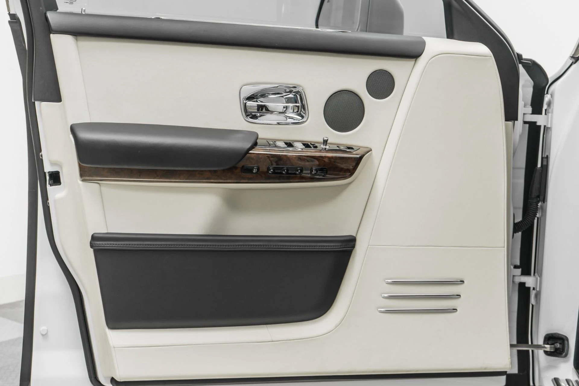 mph041_3909476903_Used_2023_Rolls_Royce_Phantom_Shooting_Star_Headliner_Very_Low_Miles_1768421489_f8ca5d1717