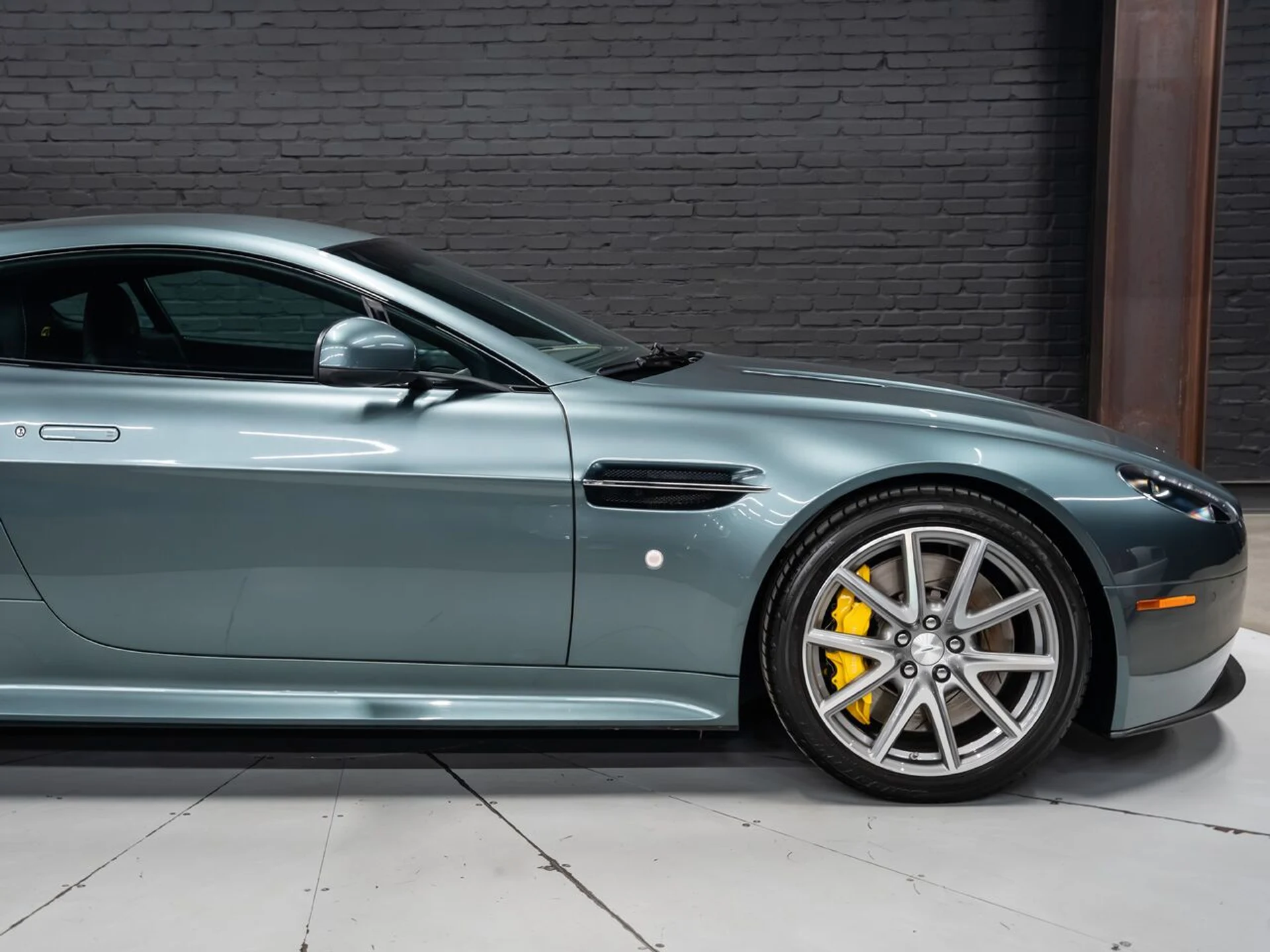 mph041_3928565597_aston_martin_v8_vantage_2015_b9e3ffdfe5