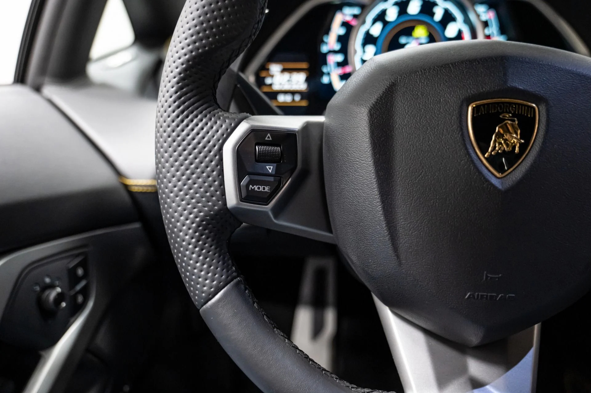 mph041_3953098816_Used_2014_Lamborghini_Aventador_1769104446_6cebe5827e