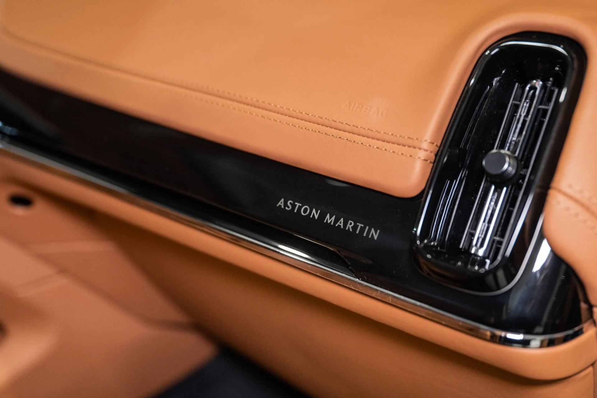 mph041_3954244700_New_2026_Aston_Martin_DBX_707_1765214112_d314c9f6f9