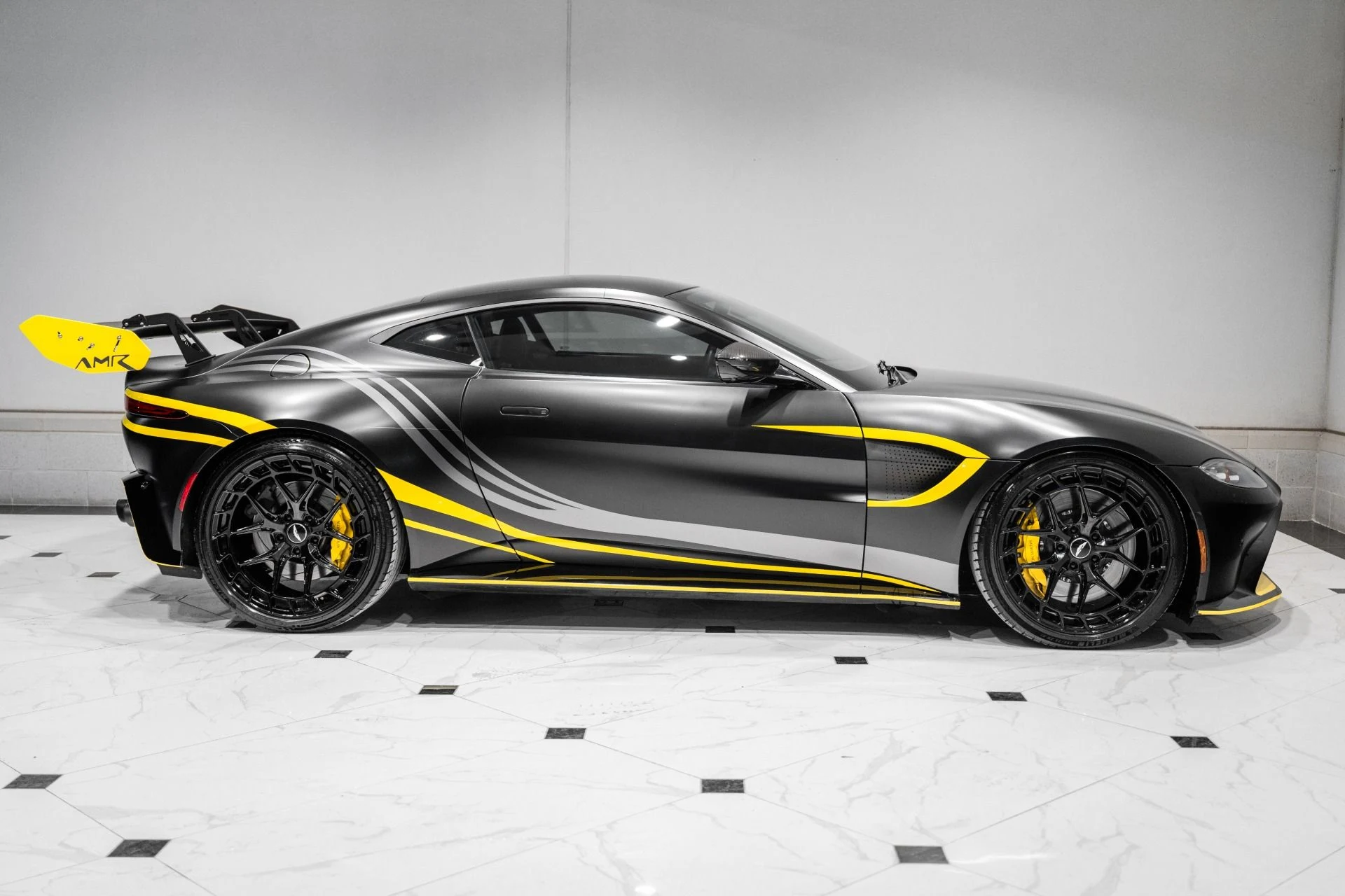 mph041_4010804012_Used_2019_Aston_Martin_Vantage_1765989078_4401ddd689