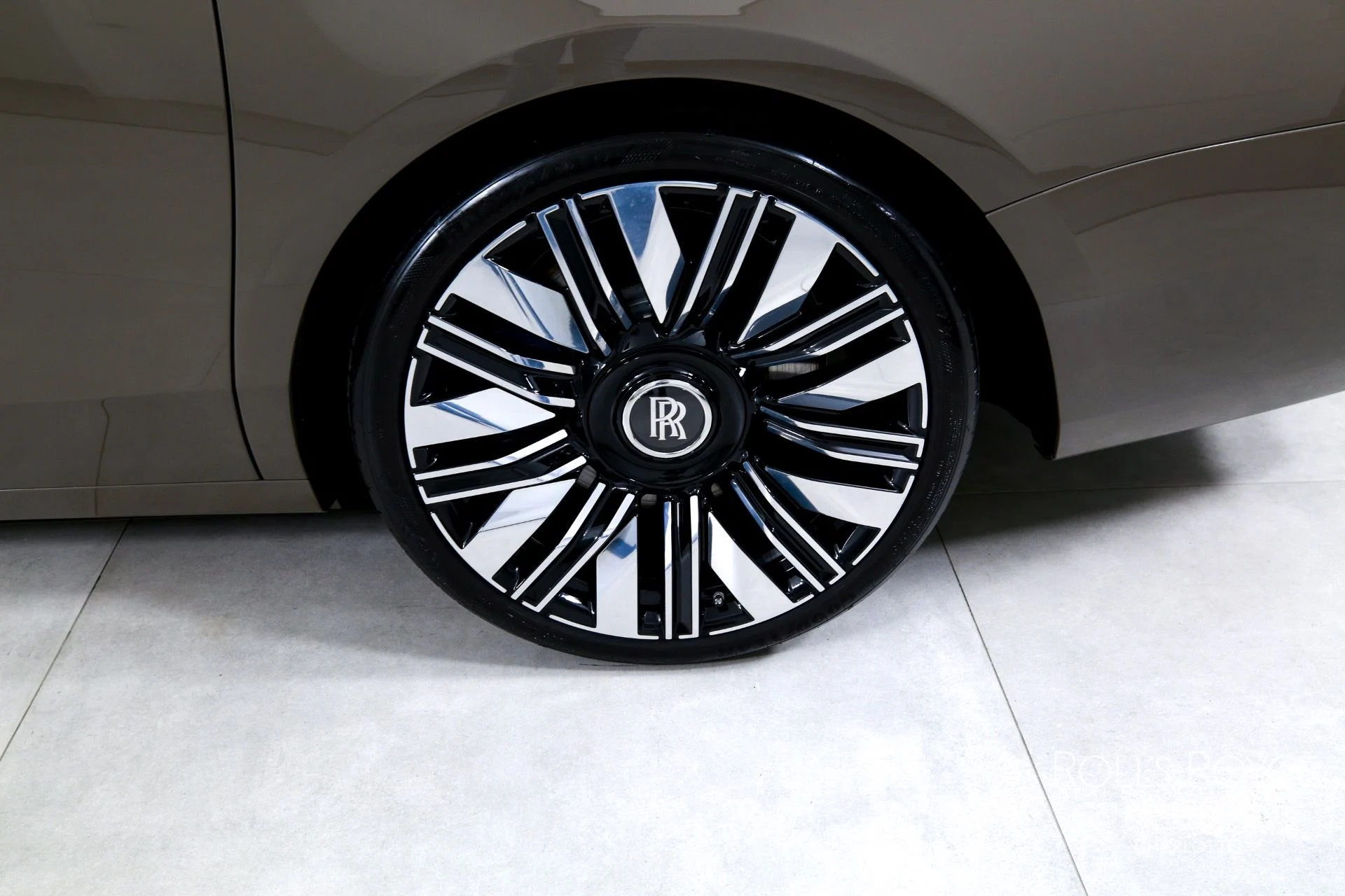 mph041_404440483_Used_2025_Rolls_Royce_Ghost_1759510962_251ac72868