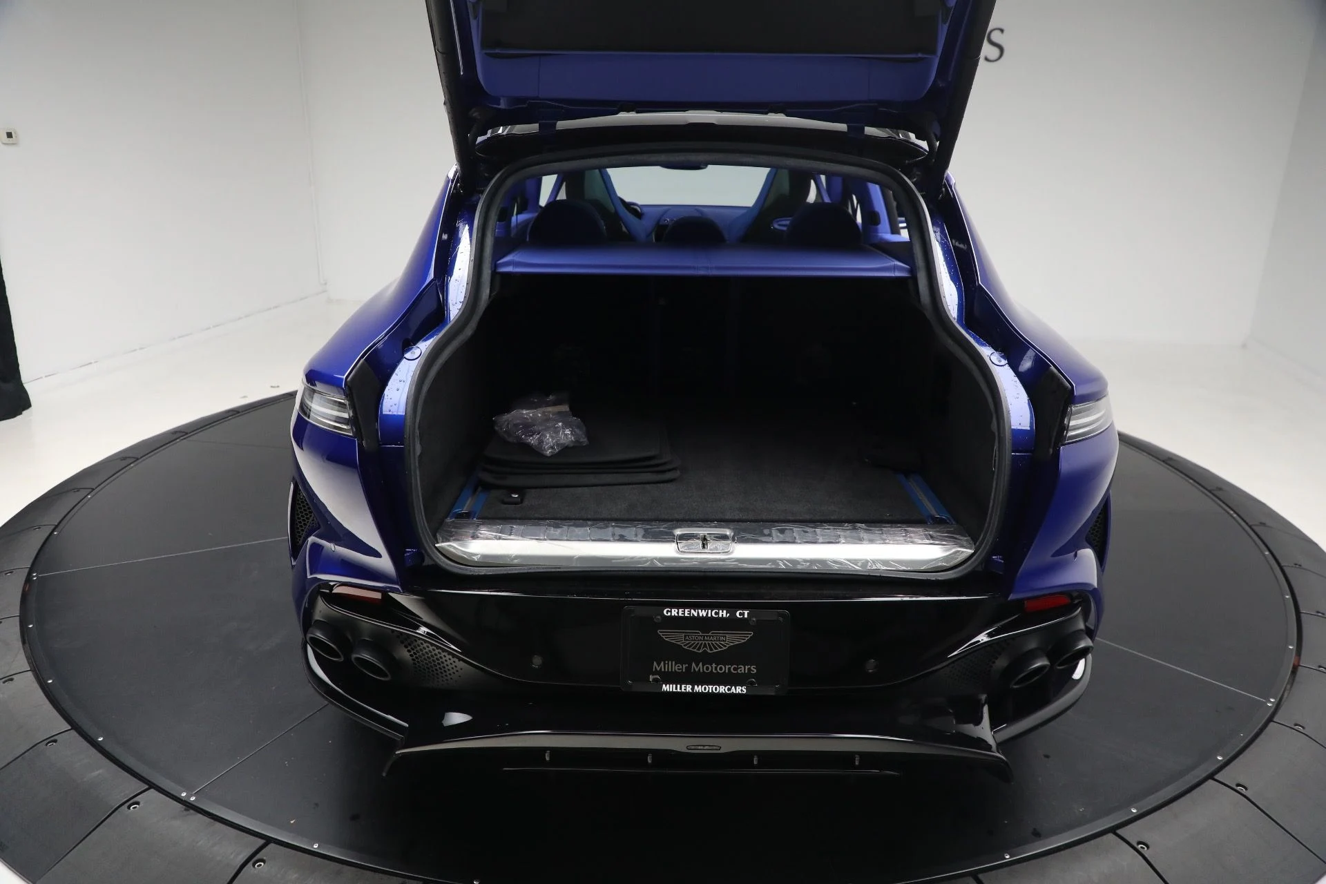 mph041_407222522_Used_2024_Aston_Martin_DBX_707_1761409513_f11719a0d3