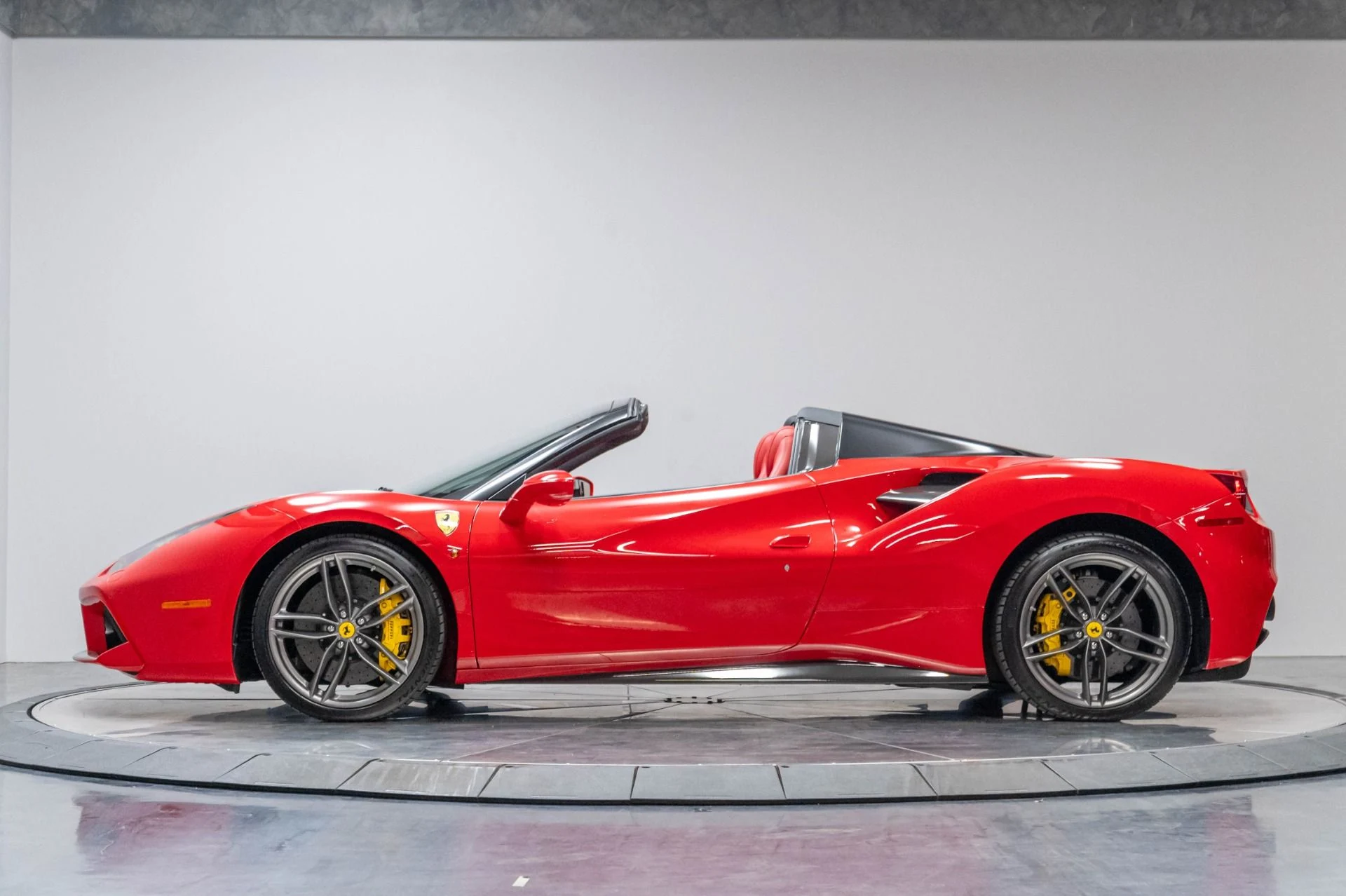 mph041_4110697415_Used_2018_Ferrari_488_Spider_1786656638_2704bc3c58