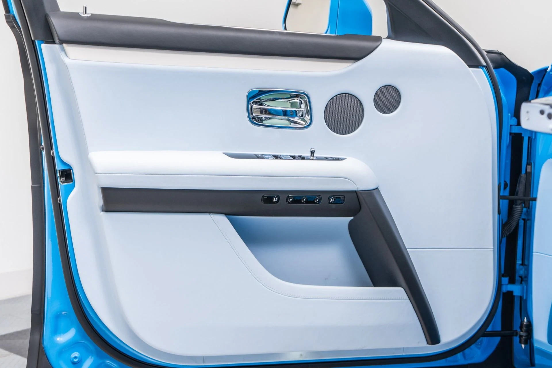 mph041_4117379164_Used_2023_Rolls_Royce_Ghost_Special_Order_Color_Commissioned_Collection_Interior_1789680360_edc20c990a