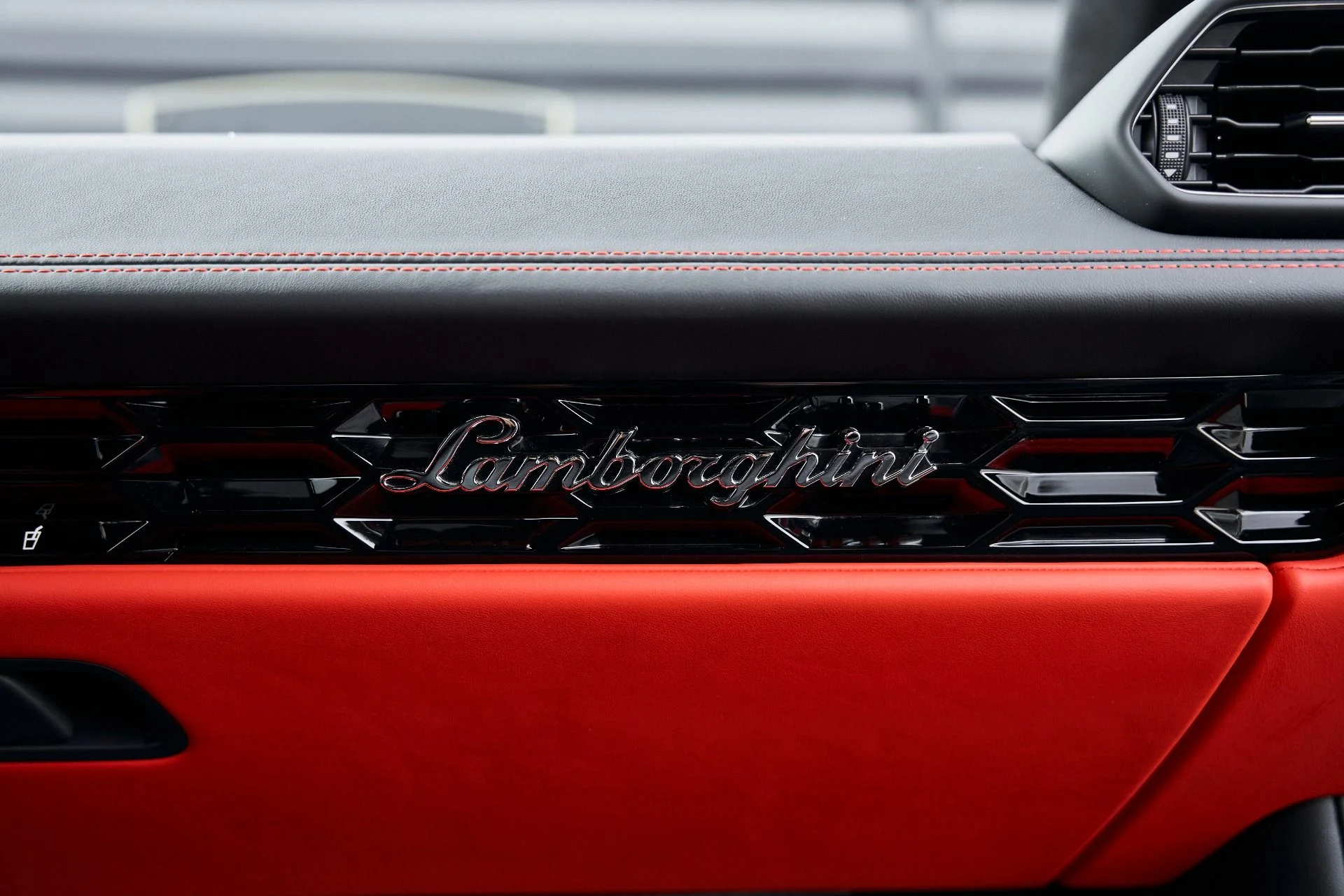 mph041_4172905150_Used_2023_Lamborghini_Huracan_EVO_Base_1769049065_f8868a2ac2