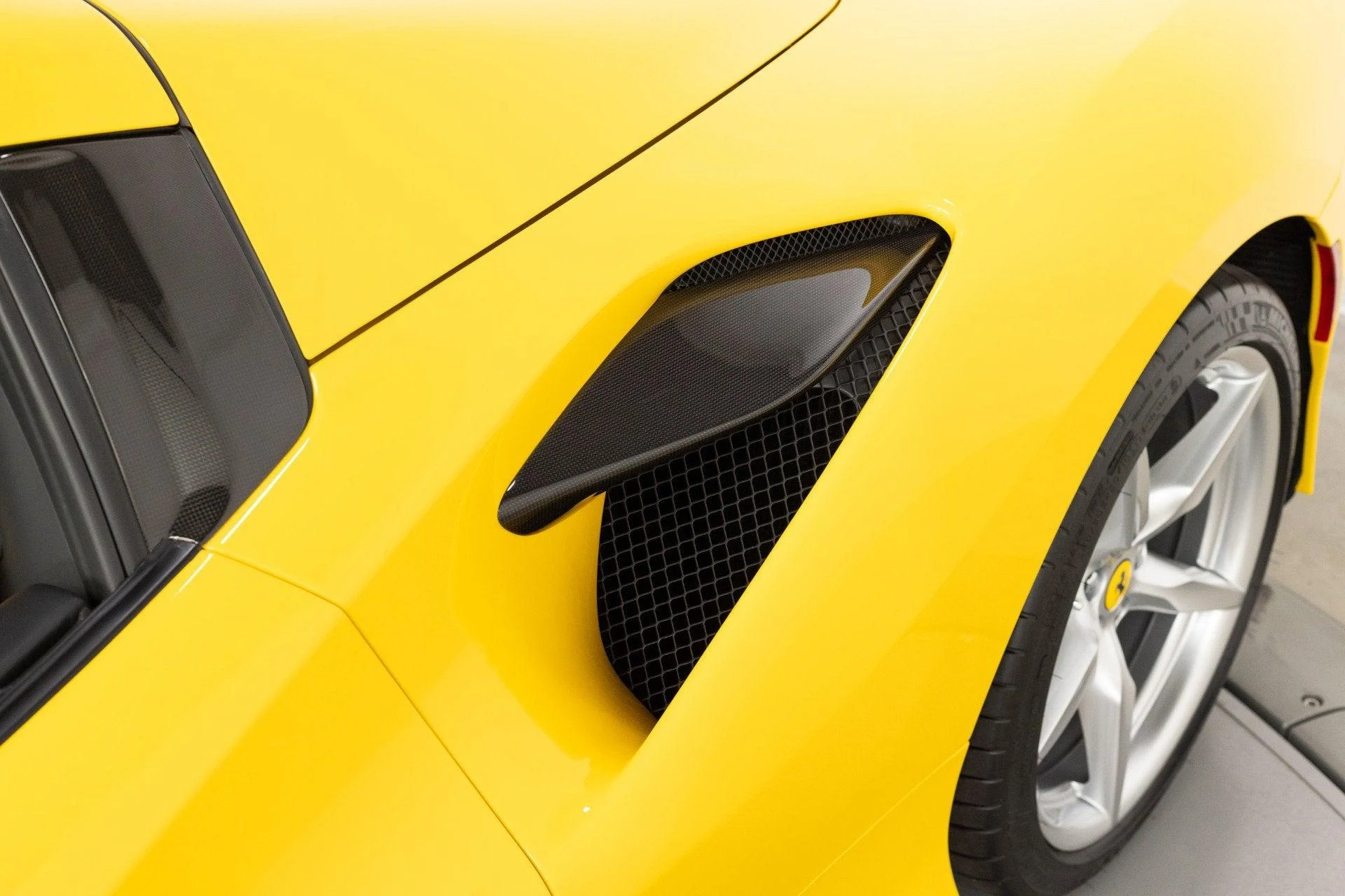mph041_4205205263_Used_2021_Ferrari_F8_Spider_1778334413_82aa8df80b
