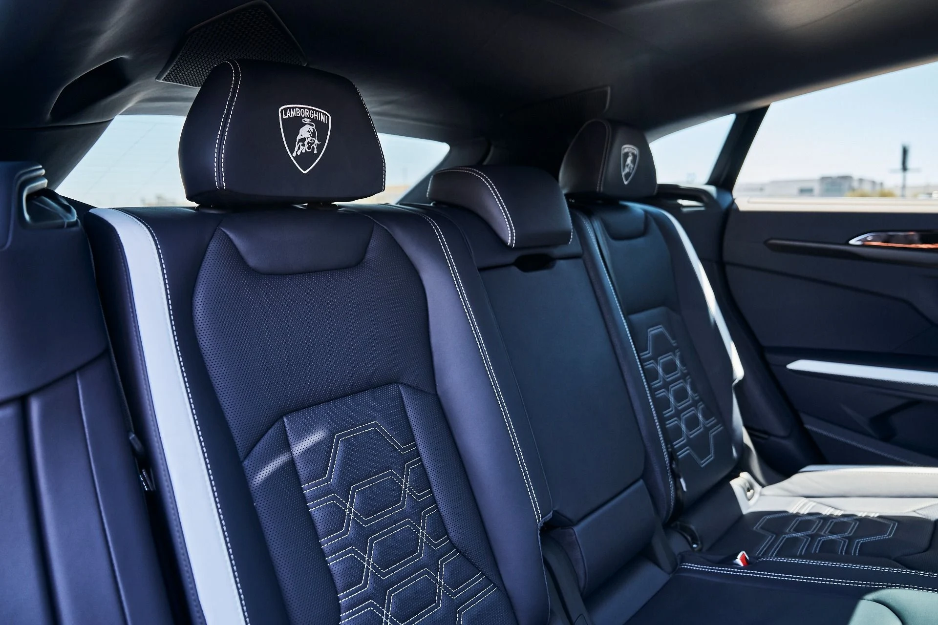 mph041_42258760_Used_2025_Lamborghini_Urus_SE_1780417793_7dc0b657a6