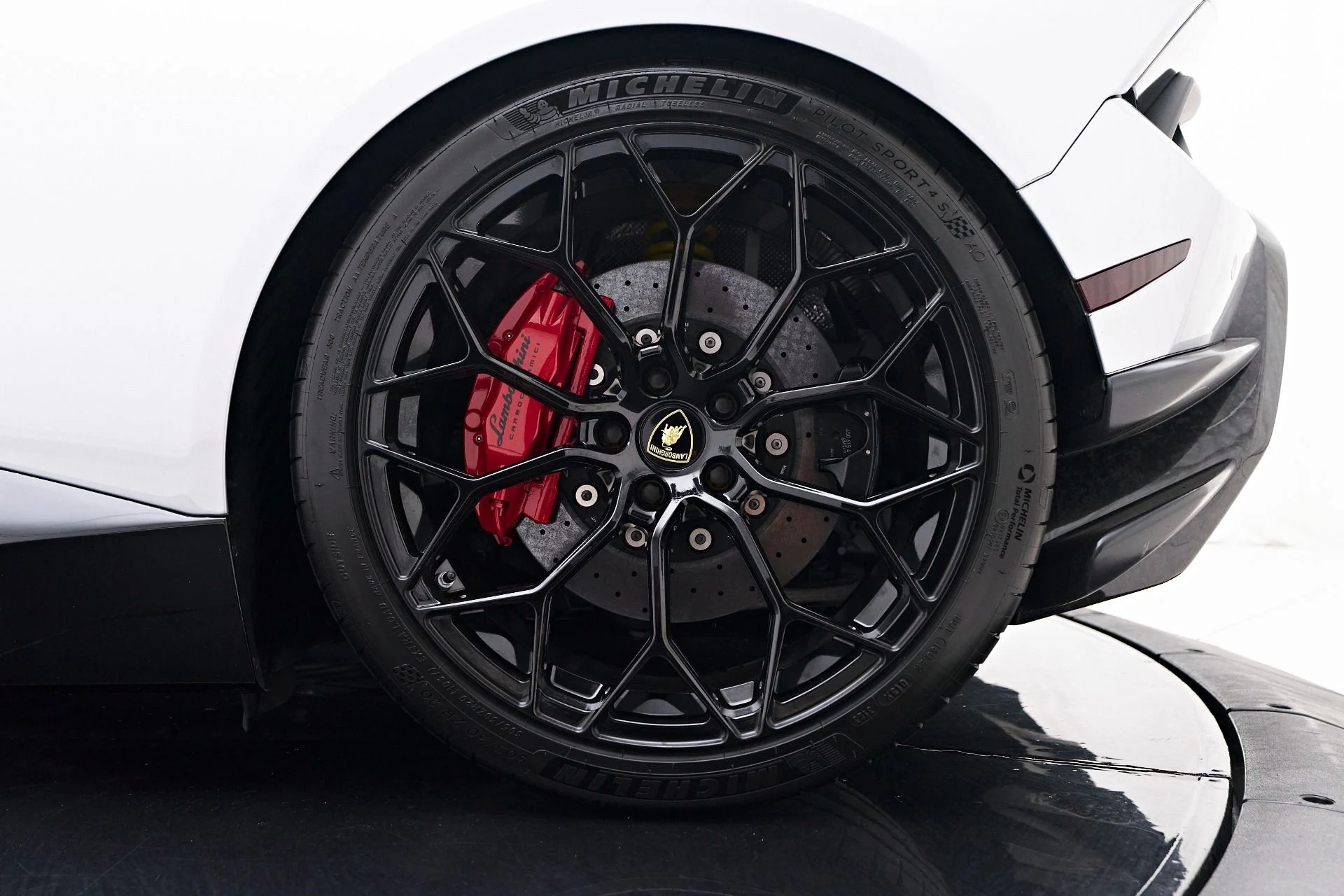 mph041_4237631472_Used_2018_Lamborghini_Huracan_Performante_1761069174_5b020c8a72