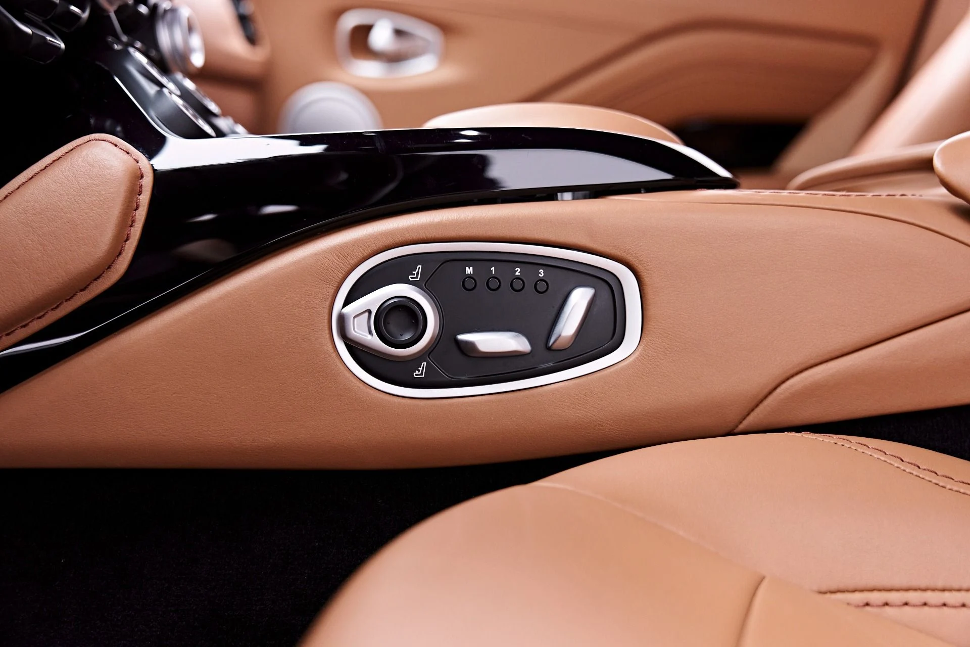mph041_4252241420_Used_2020_Aston_Martin_Vantage_Base_1777504314_0088d55f59