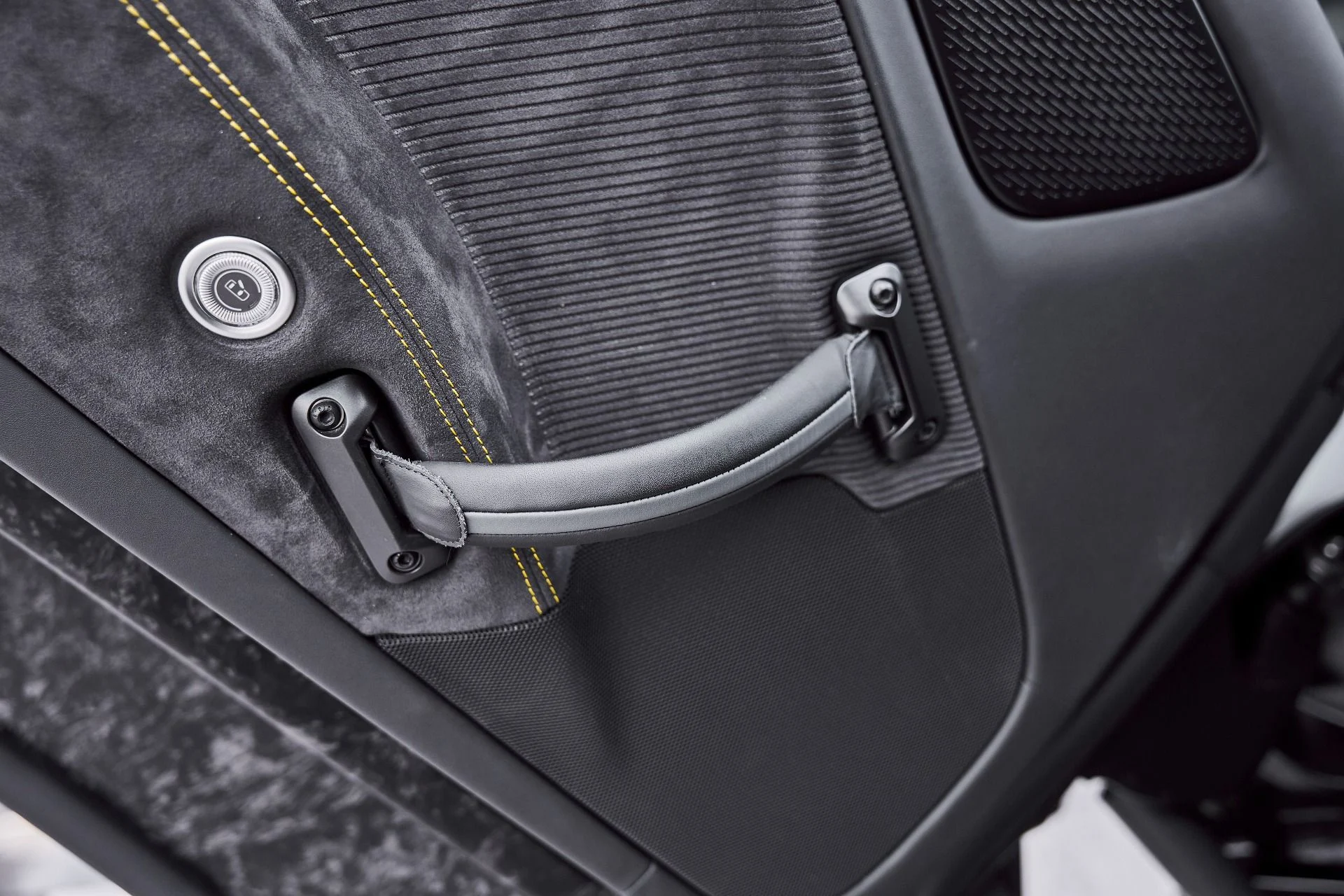 mph041_425505101_Used_2024_Maserati_MC_20_Base_1772679301_1b9198551f