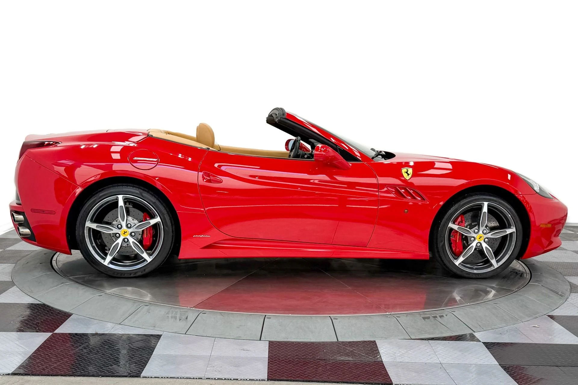 mph041_478827157_Used_2014_Ferrari_California_Daytona_Seats_490_Horsepower_Carbon_Fiber_Steering_Wheel_w_LE_Ds_1783362230_a843271c6c