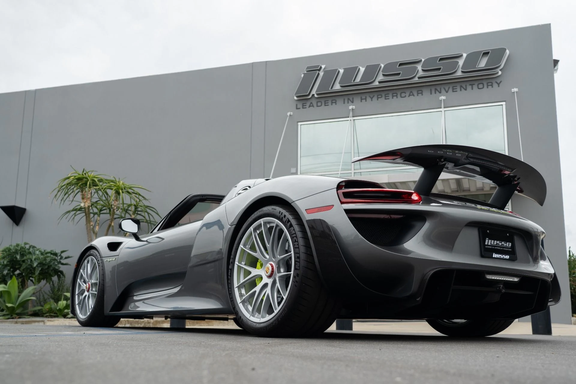 mph041_482802179_Used_2015_Porsche_918_Spyder_1756496999_dbc78e2e4d