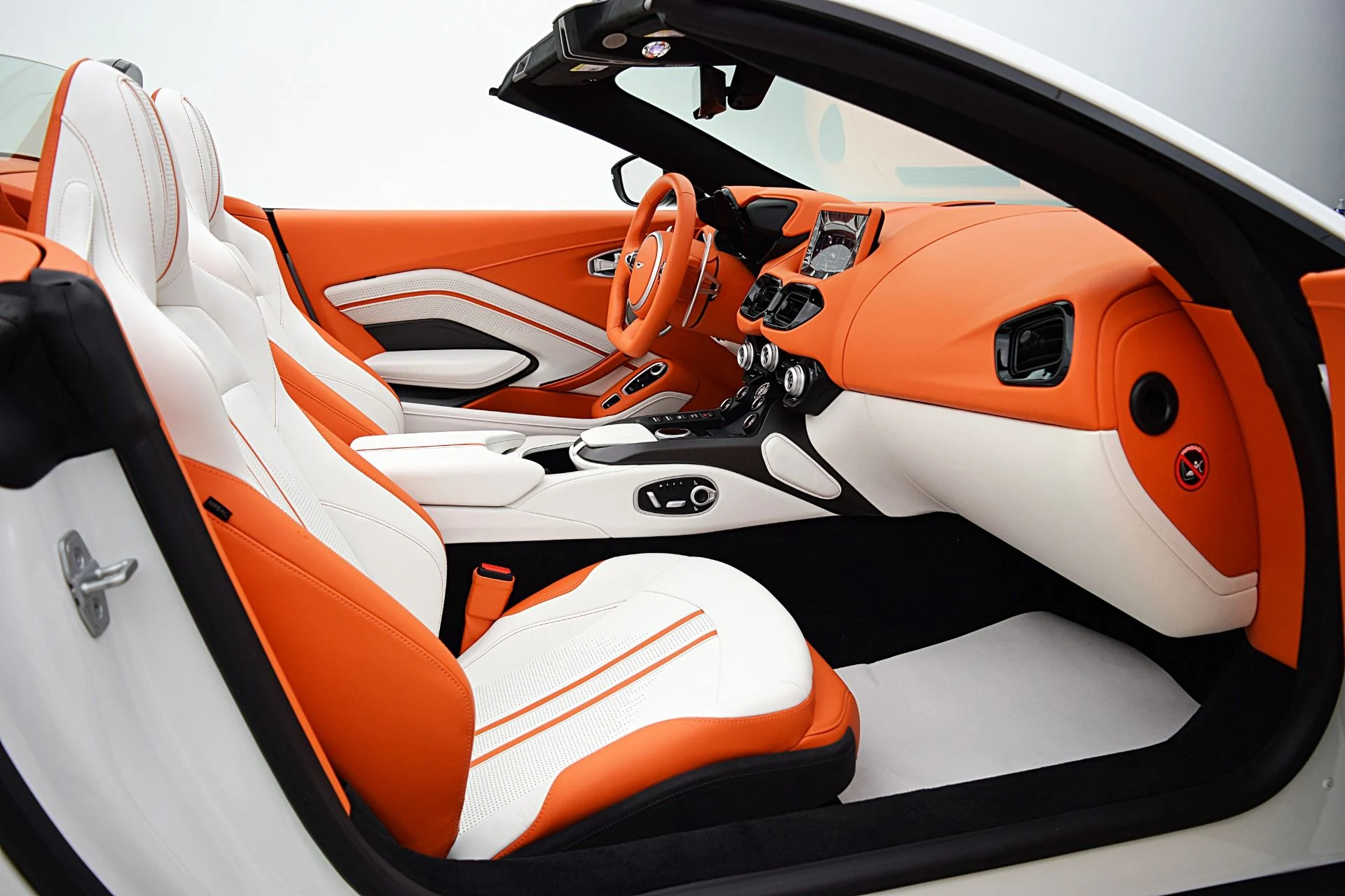 mph041_528144090_Used_2023_Aston_Martin_Vantage_Roadster_5c4a420b62