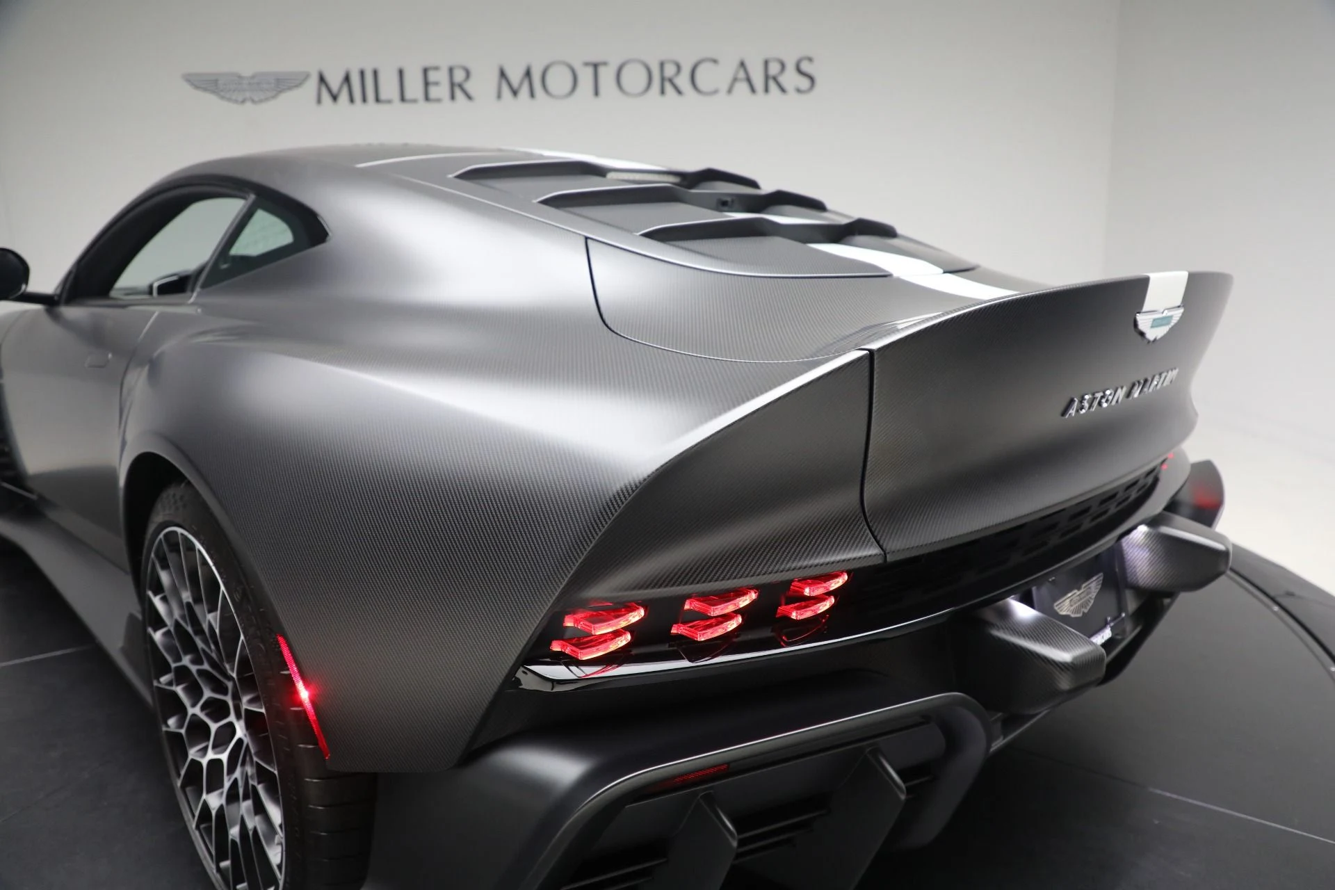 mph041_543895447_New_2024_Aston_Martin_Valour_63d821ebfe