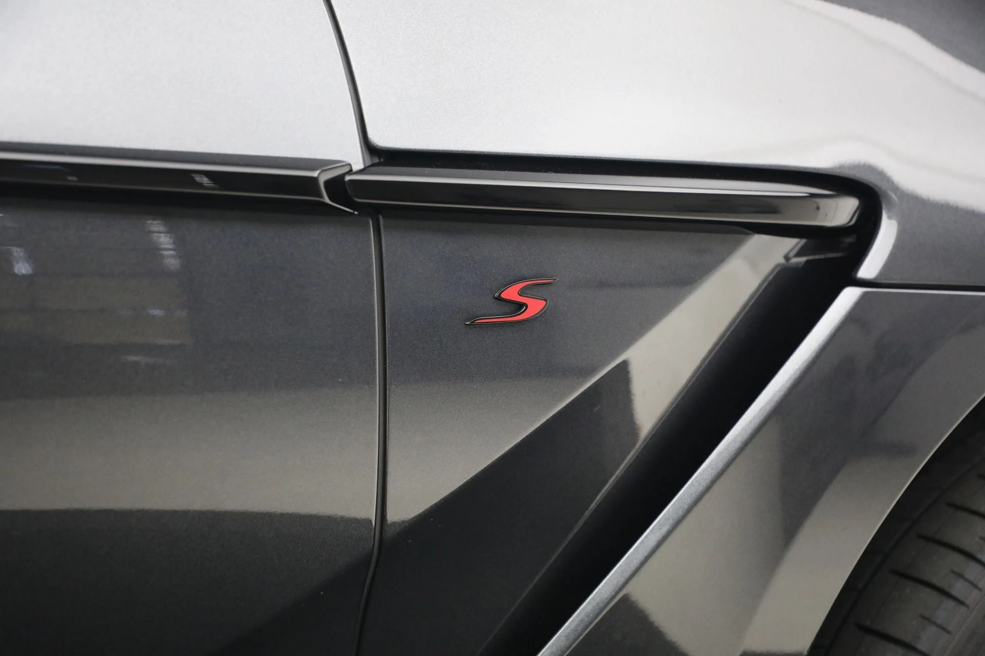 mph041_555327041_New_2026_Aston_Martin_DBX_S_1775590570_8dd42023e2