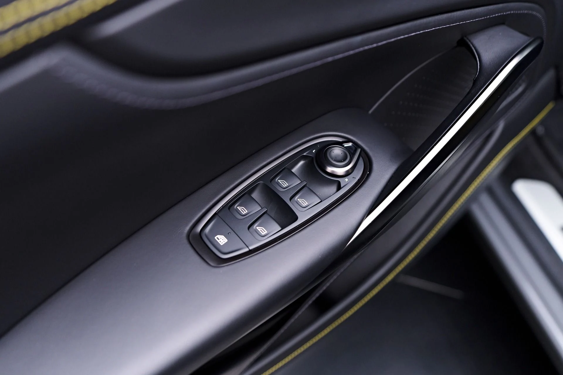 mph041_582540942_Used_2024_Aston_Martin_DBX_707_1753235896_bb93719cad