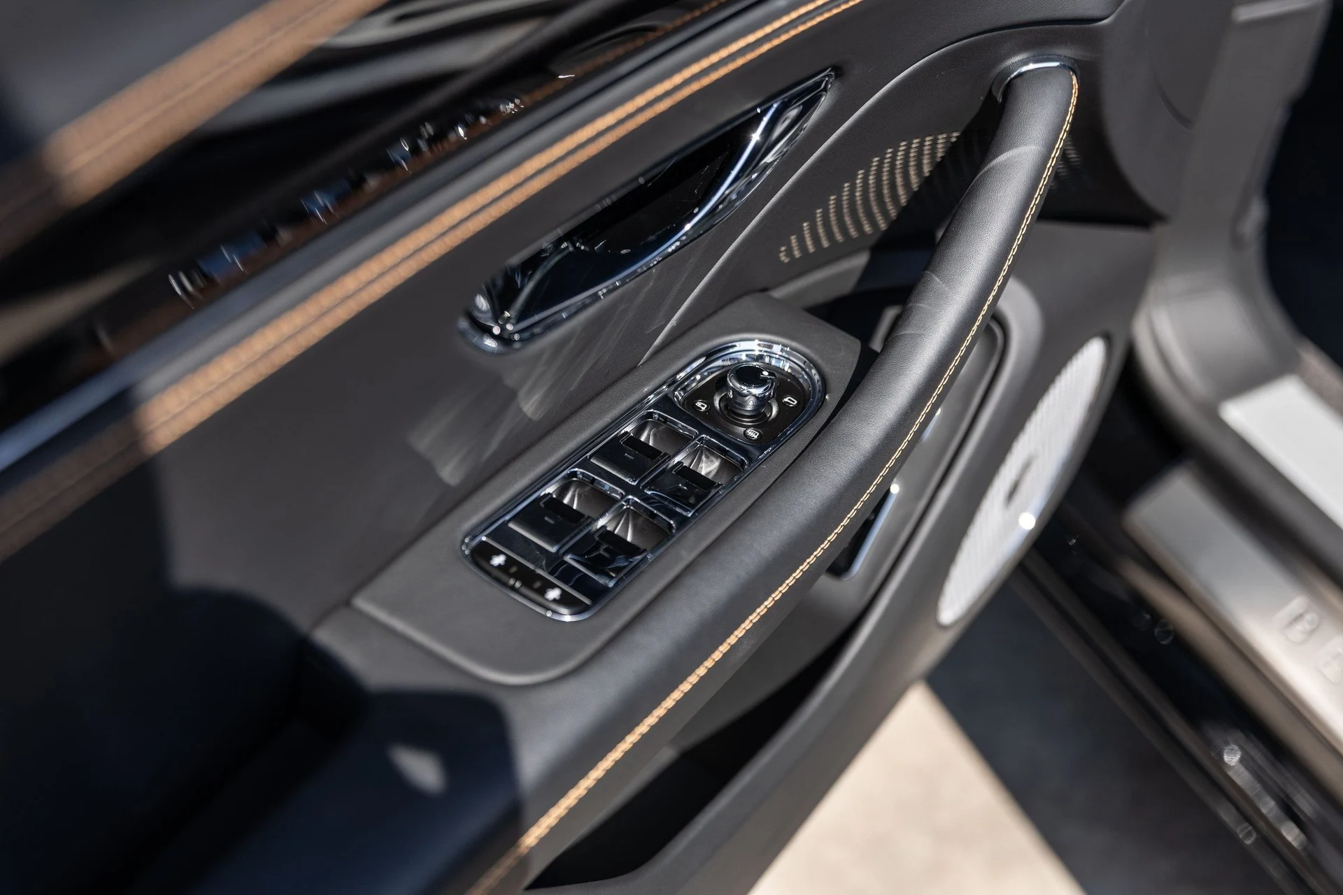 mph041_587528611_Hi_Tech_Luxury_Imports_LLC_SCBBP_6_ZG_8_SC_022680_image_41_ed085aac1f