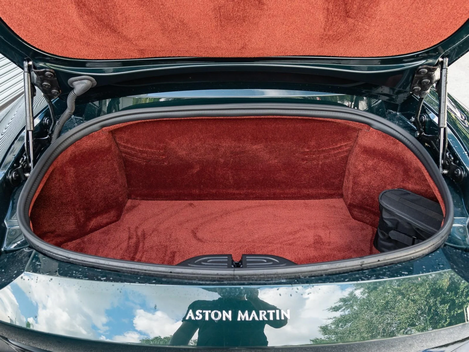 mph041_590570830_Used_2021_Aston_Martin_Vantage_1753207589_7d1d78ed6b