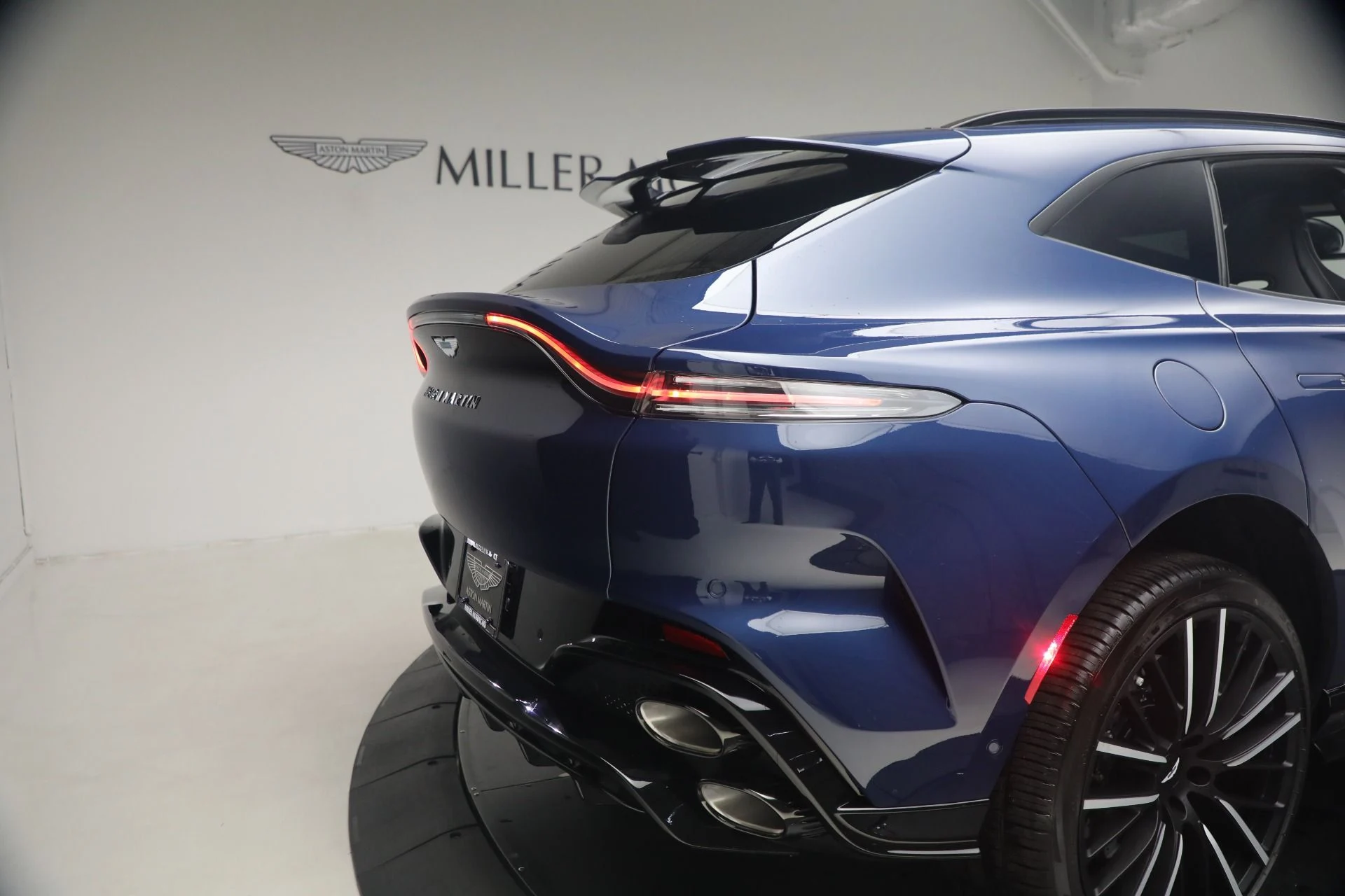 mph041_616444643_New_2026_Aston_Martin_DBX_S_1779920374_24194e65c2
