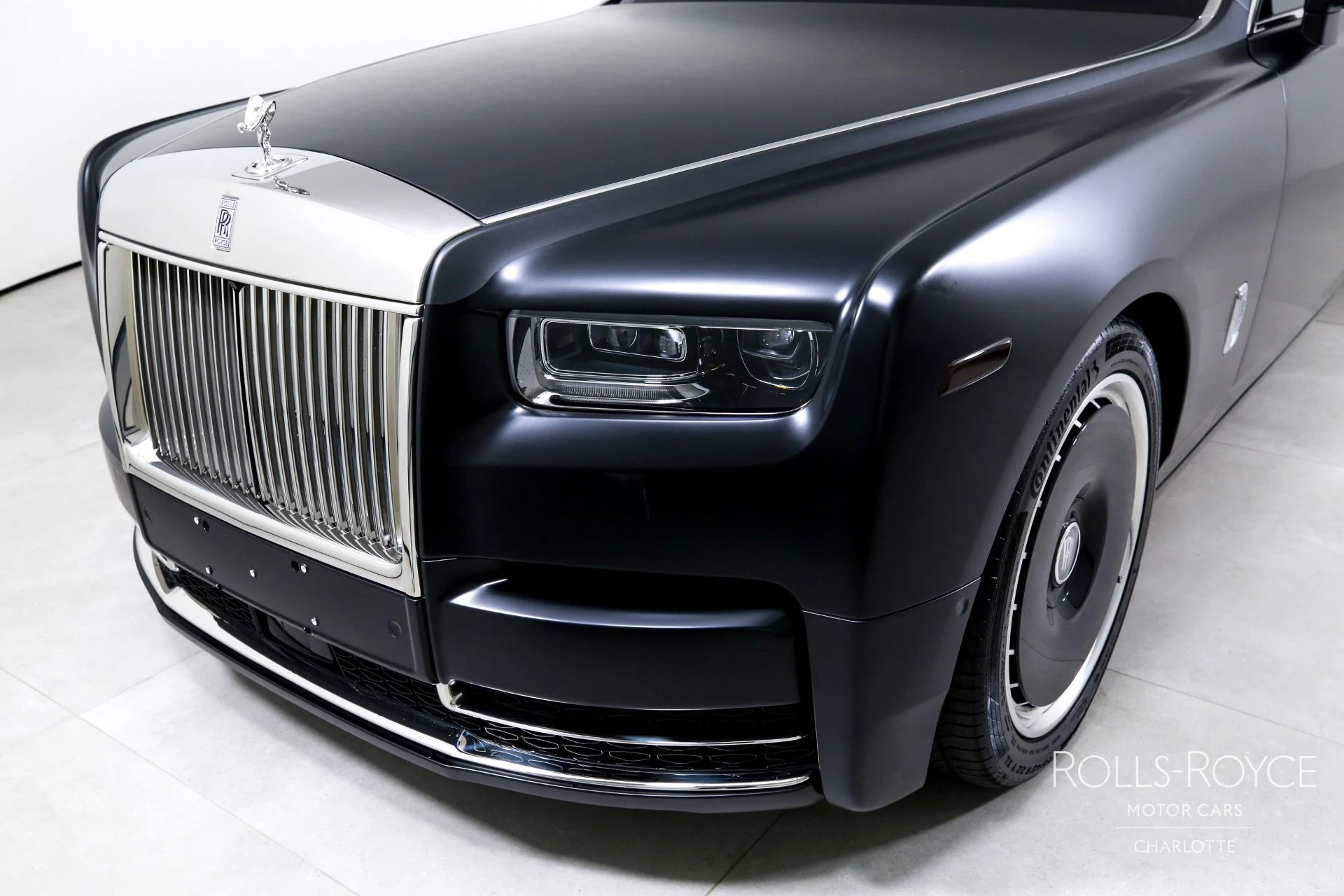 mph041_628574432_Used_2025_Rolls_Royce_Phantom_1759509500_1c925306a6