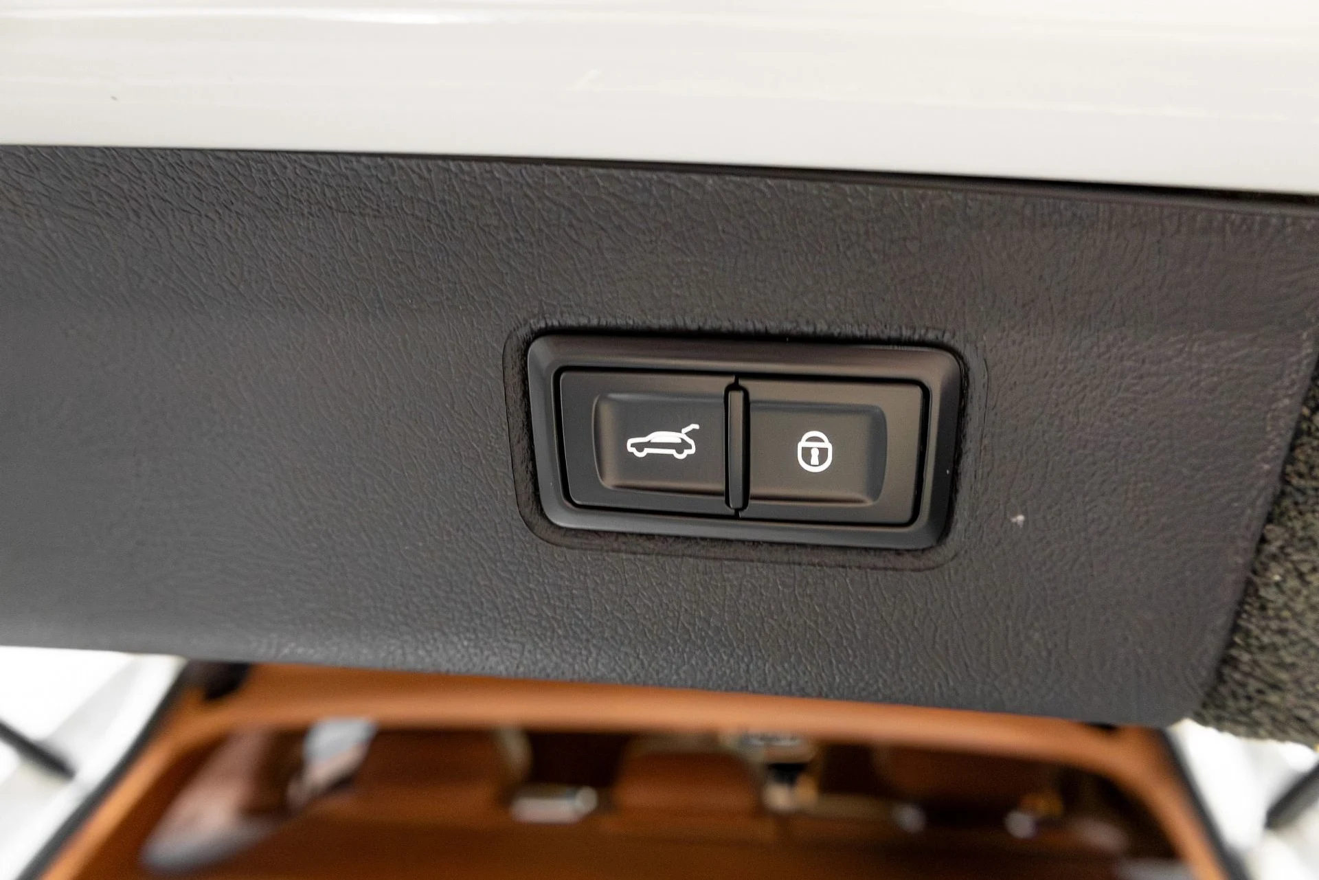 mph041_702839955_Used_2019_Bentley_Bentayga_V8_1771459975_7b3df581dd