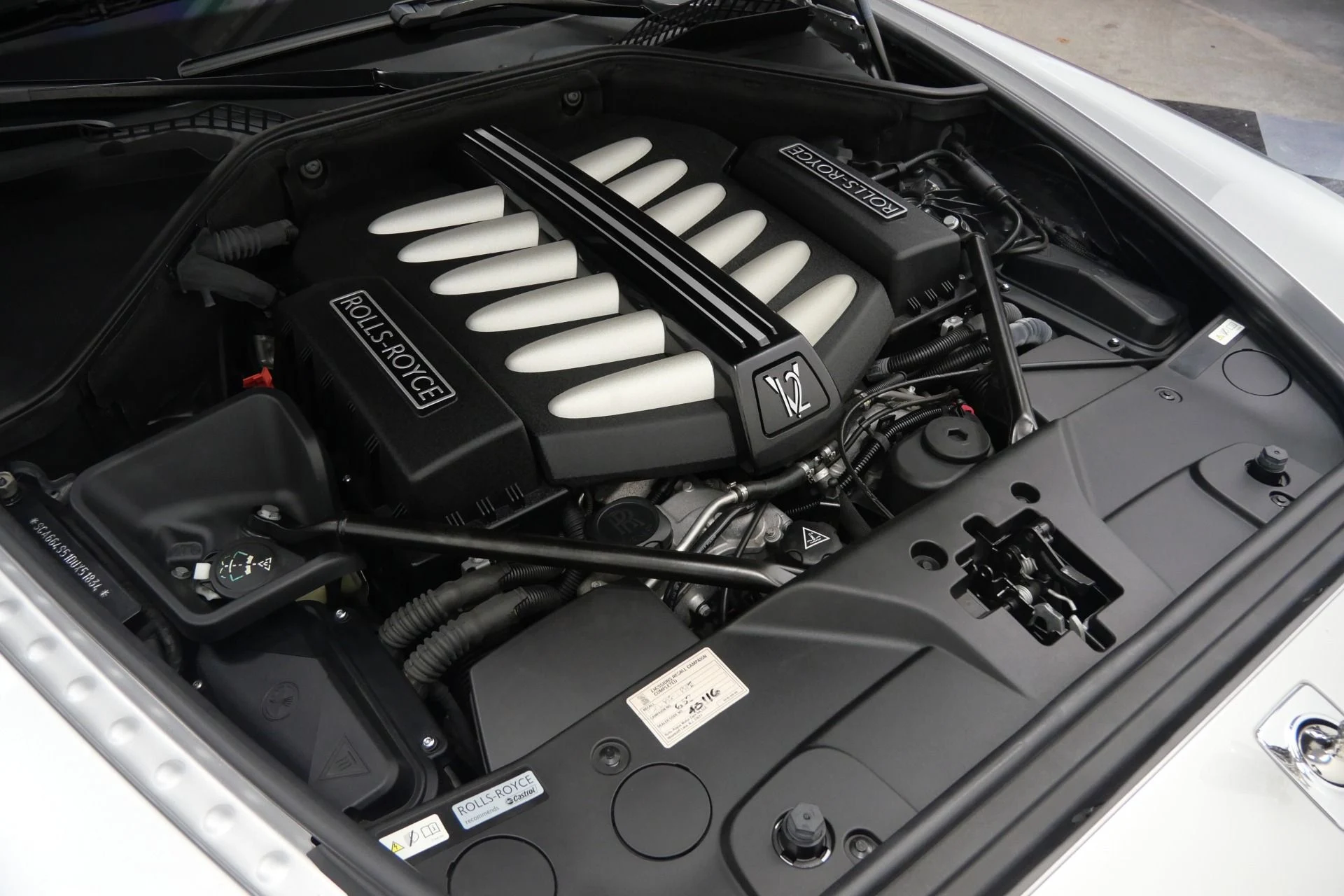 mph041_724104016_Used_2013_Rolls_Royce_Ghost_Rear_Seat_Entertainment_Picnic_Tables_V12_Power_1766770444_10609eff2d