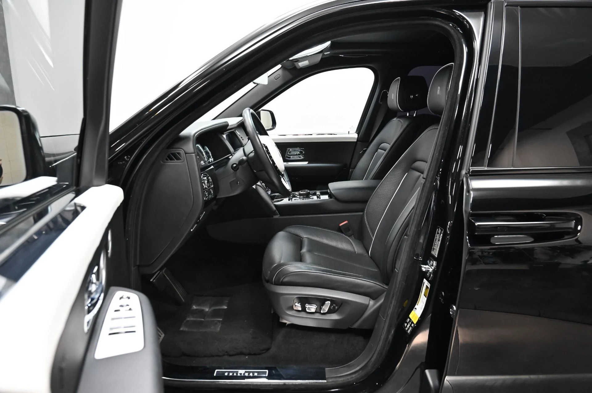 mph041_763555375_Used_2019_Rolls_Royce_Cullinan_1761408905_2d06ef0afa