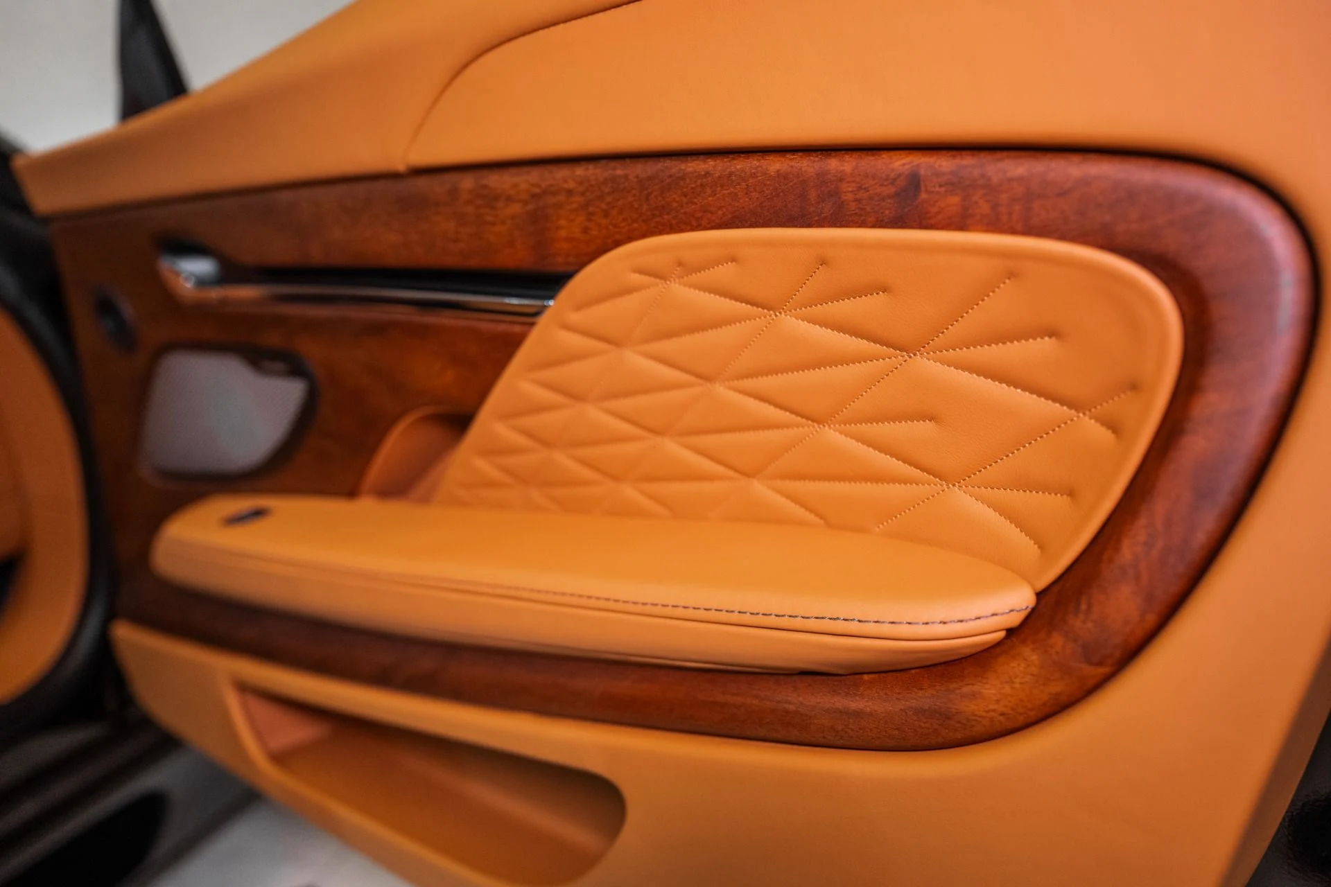 mph041_766717523_Used_2024_Aston_Martin_DB_12_Volante_1748365358_60f5bc4dc2