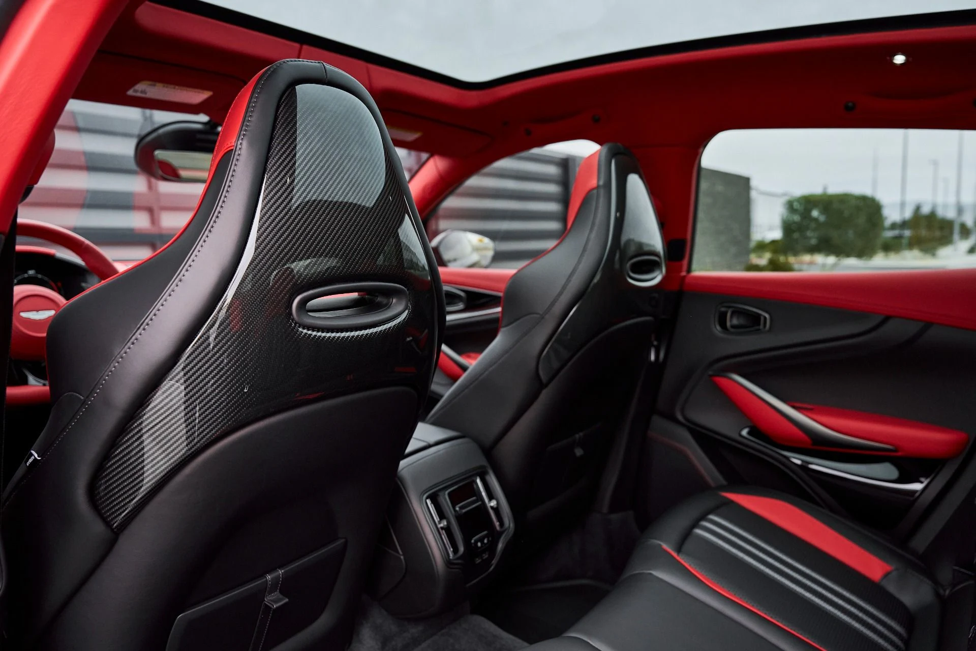 mph041_804128159_Used_2025_Aston_Martin_DBX_707_1766785352_577084bdc2