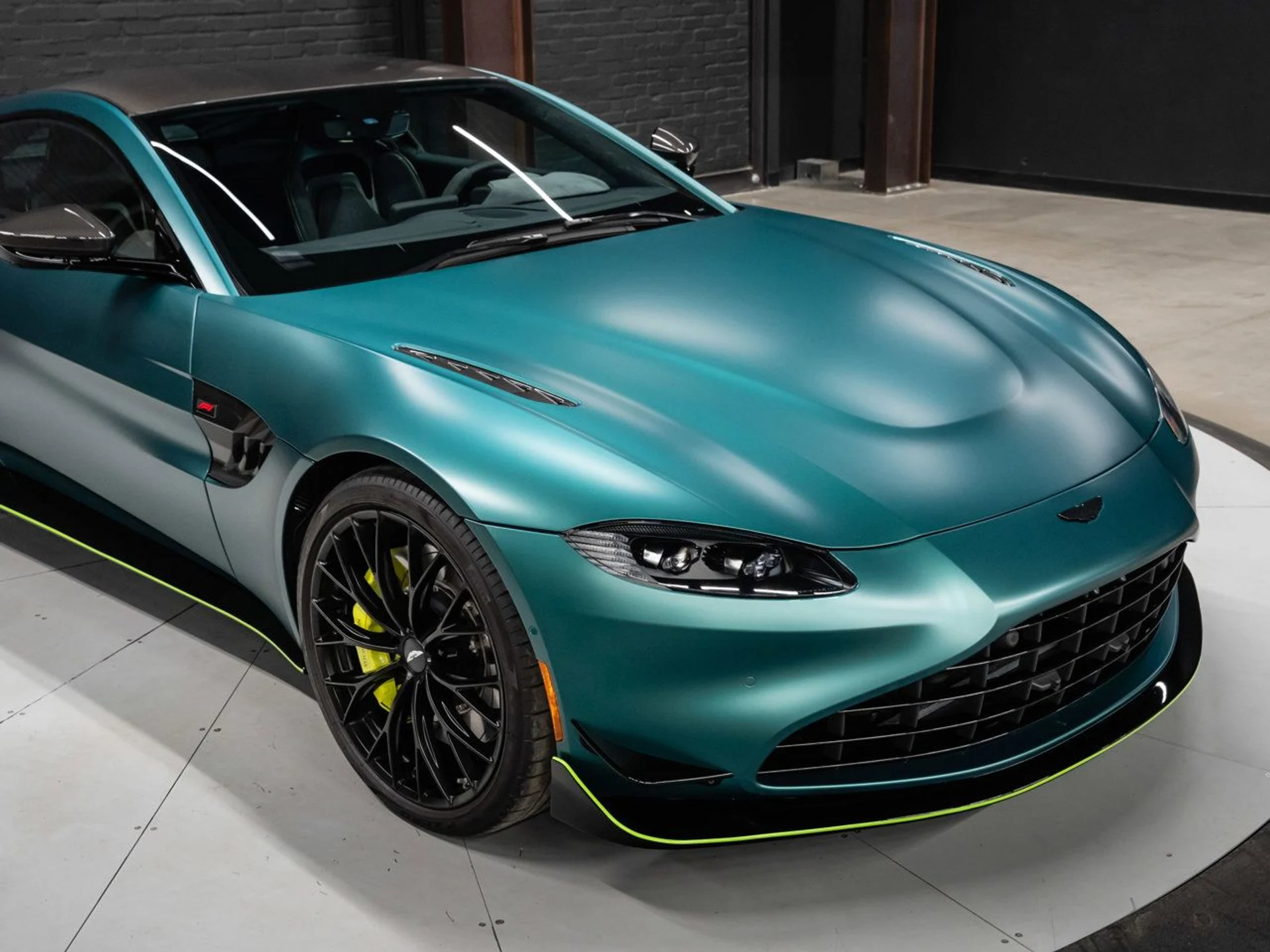 mph041_85613735_aston_martin_vantage_2023_f0349f2b7c
