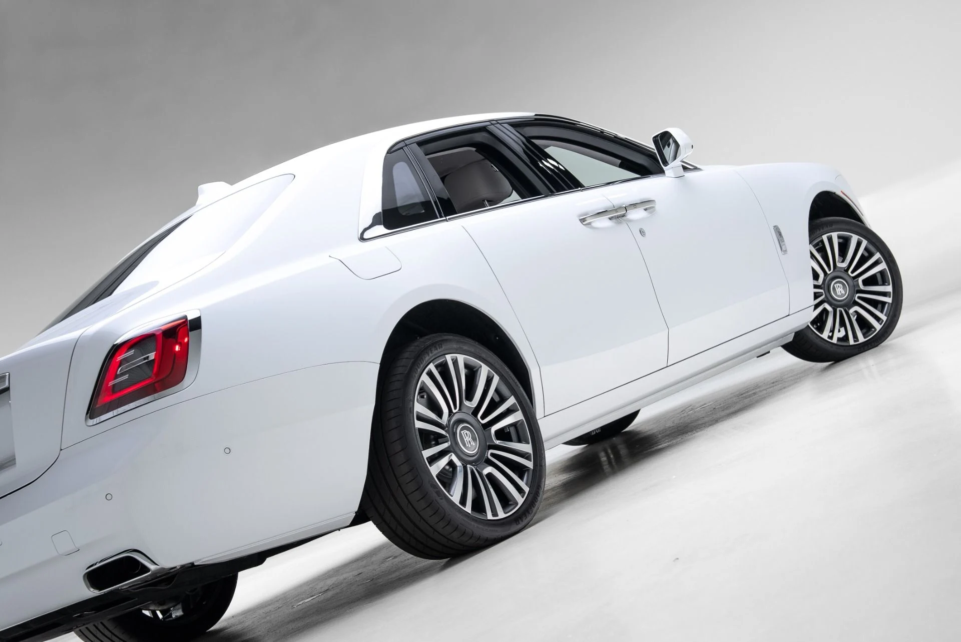 mph041_863508831_Used_2022_Rolls_Royce_Ghost_1775153179_2f381d672a