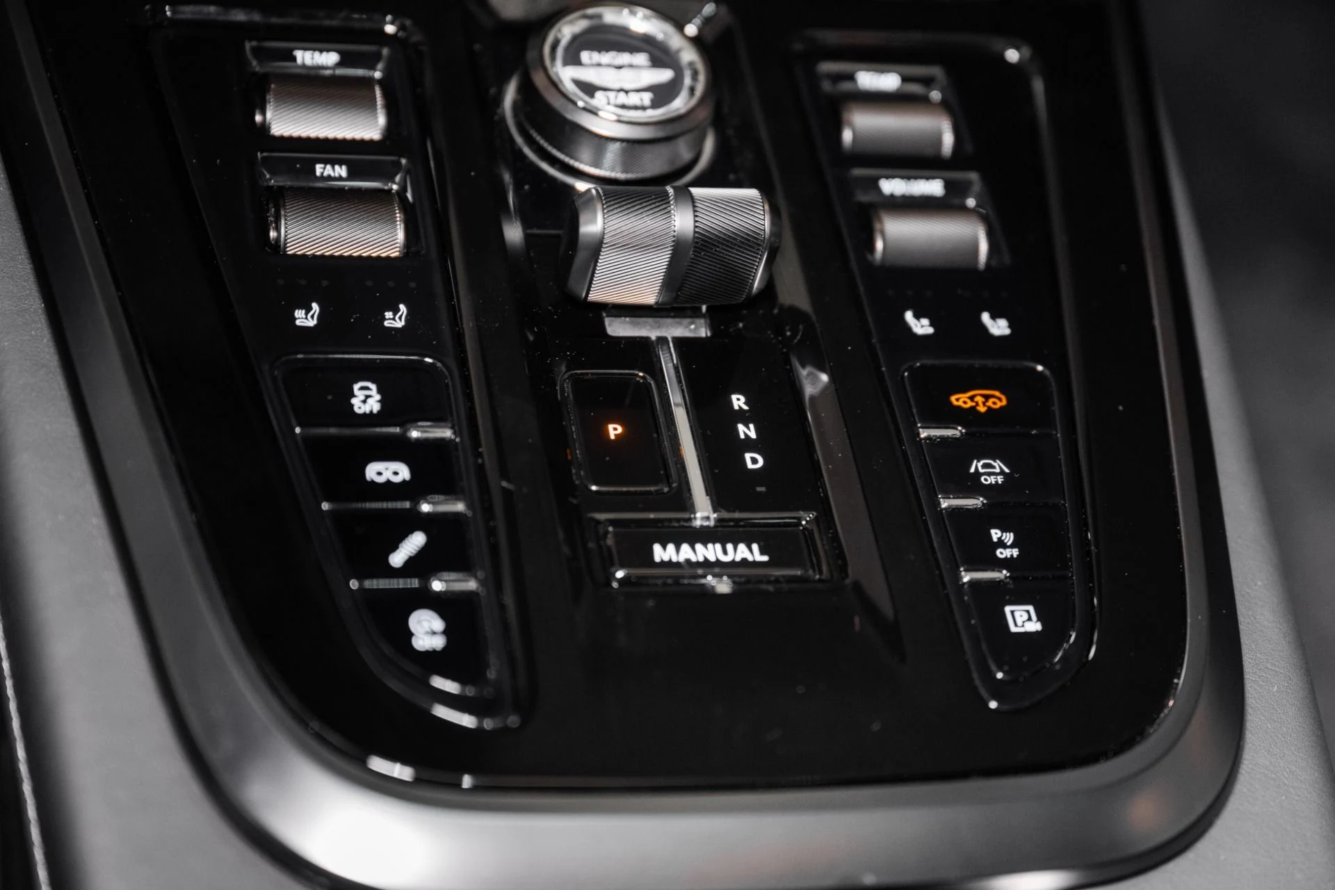 mph041_897210018_Used_2025_Aston_Martin_DBX_707_1748959342_87aa9e2cd2