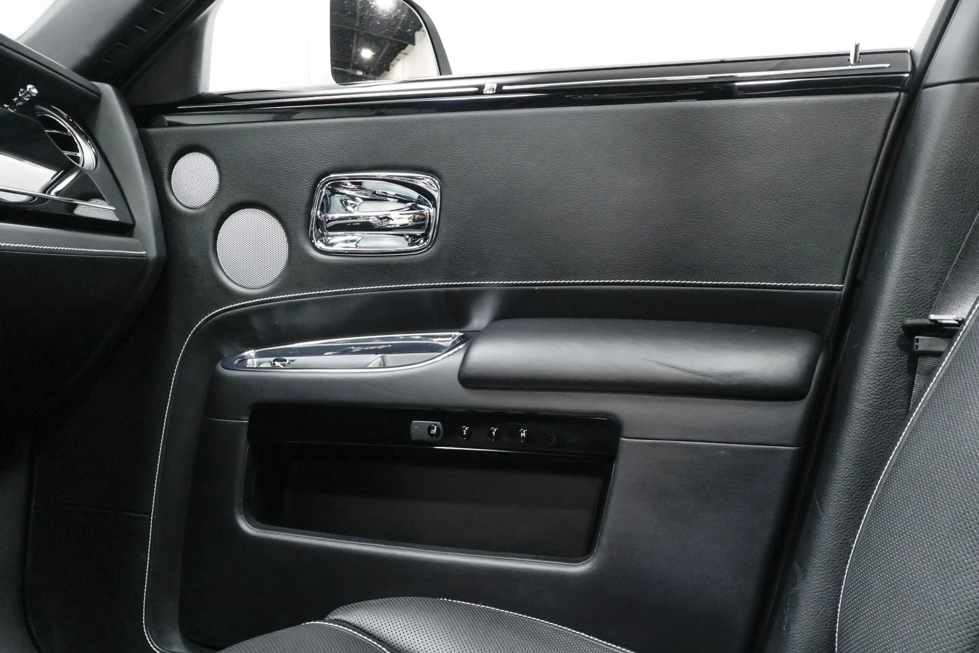 mph041_907707472_Used_2016_Rolls_Royce_Ghost_Base_1761576592_20c957b8c9