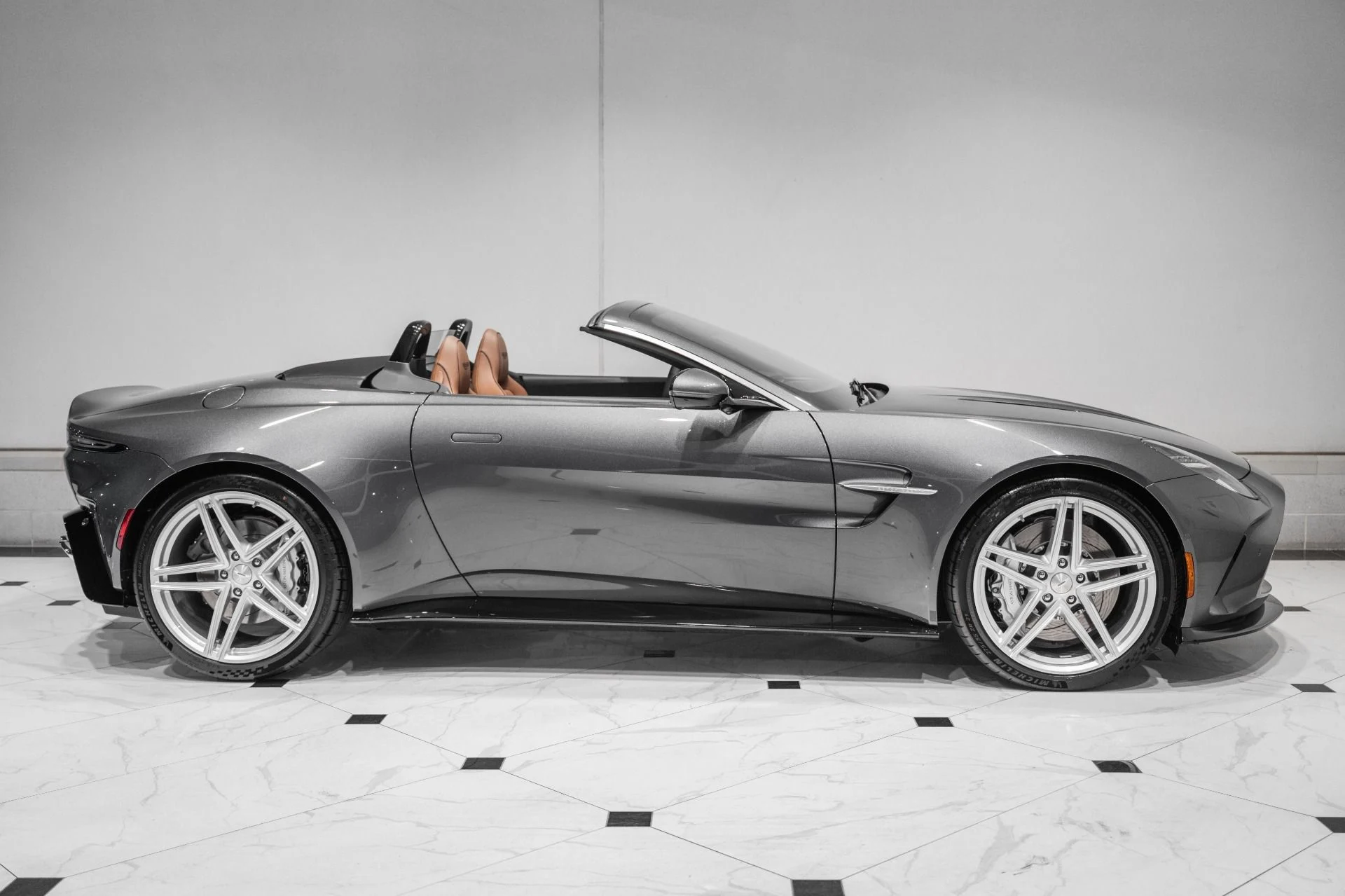 mph041_946854068_New_2026_Aston_Martin_Vantage_Roadster_1785470617_f042715369
