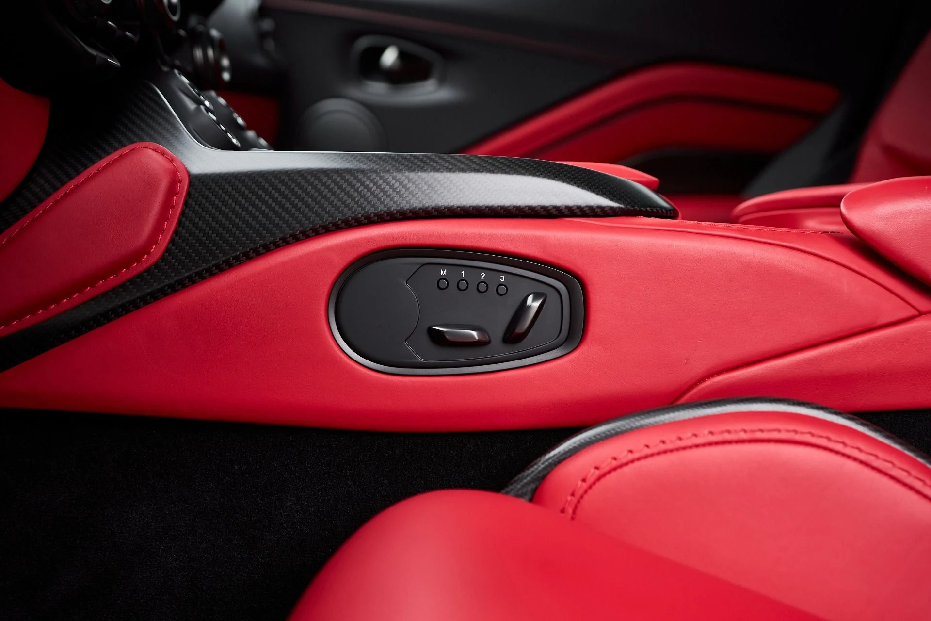 mph041_953029226_Used_2023_Aston_Martin_Vantage_Base_1764729802_2e69c0f8bc