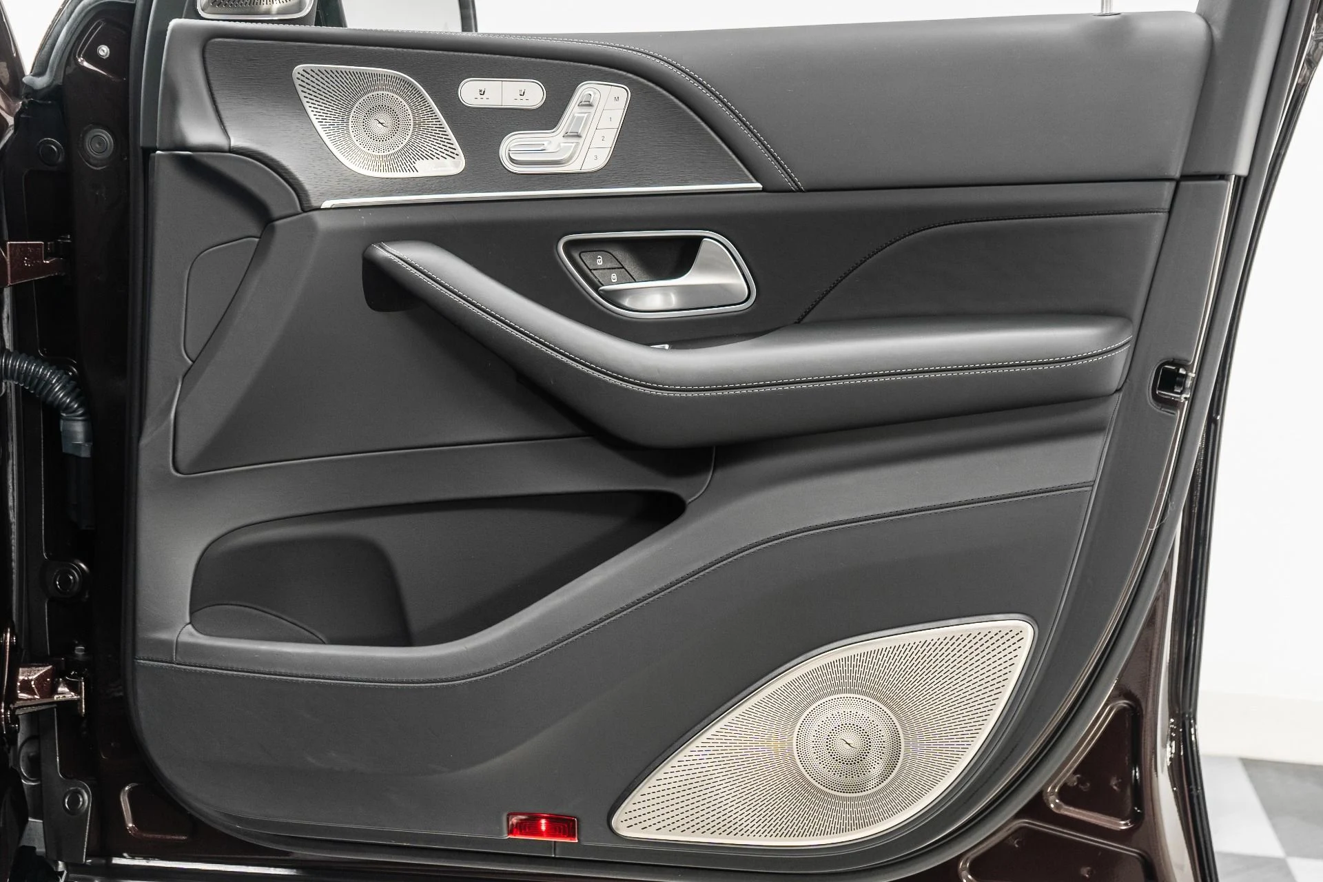 mph041_977611221_Used_2023_Mercedes_Benz_Maybach_GLS_600_4_MATIC_Factory_Two_Tone_paint_Diamond_Turned_Wheels_Loaded_1757365639_74351784cb