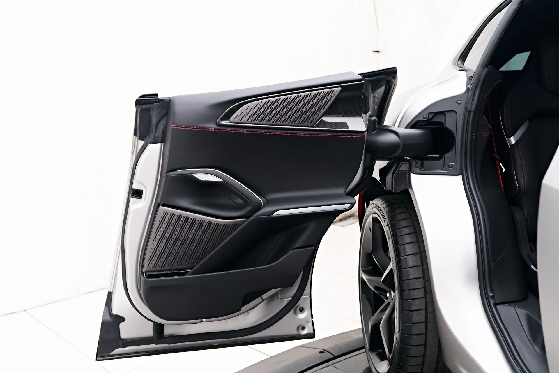 mph042_1013913990_Used_2024_Ferrari_Purosangue_Base_1757201174_9e69318b5d